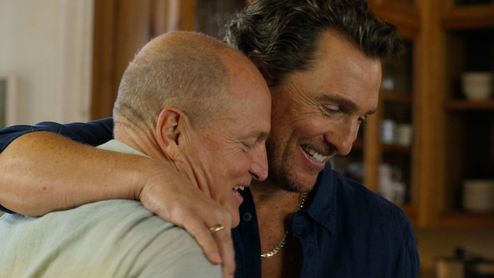Woody Harrelson (links) und Matthew McConaughey machen sich über das Gerücht, sie seien Brüder, und mehr noch über sich selbst lustig.
 (Bild: © Apple TV)