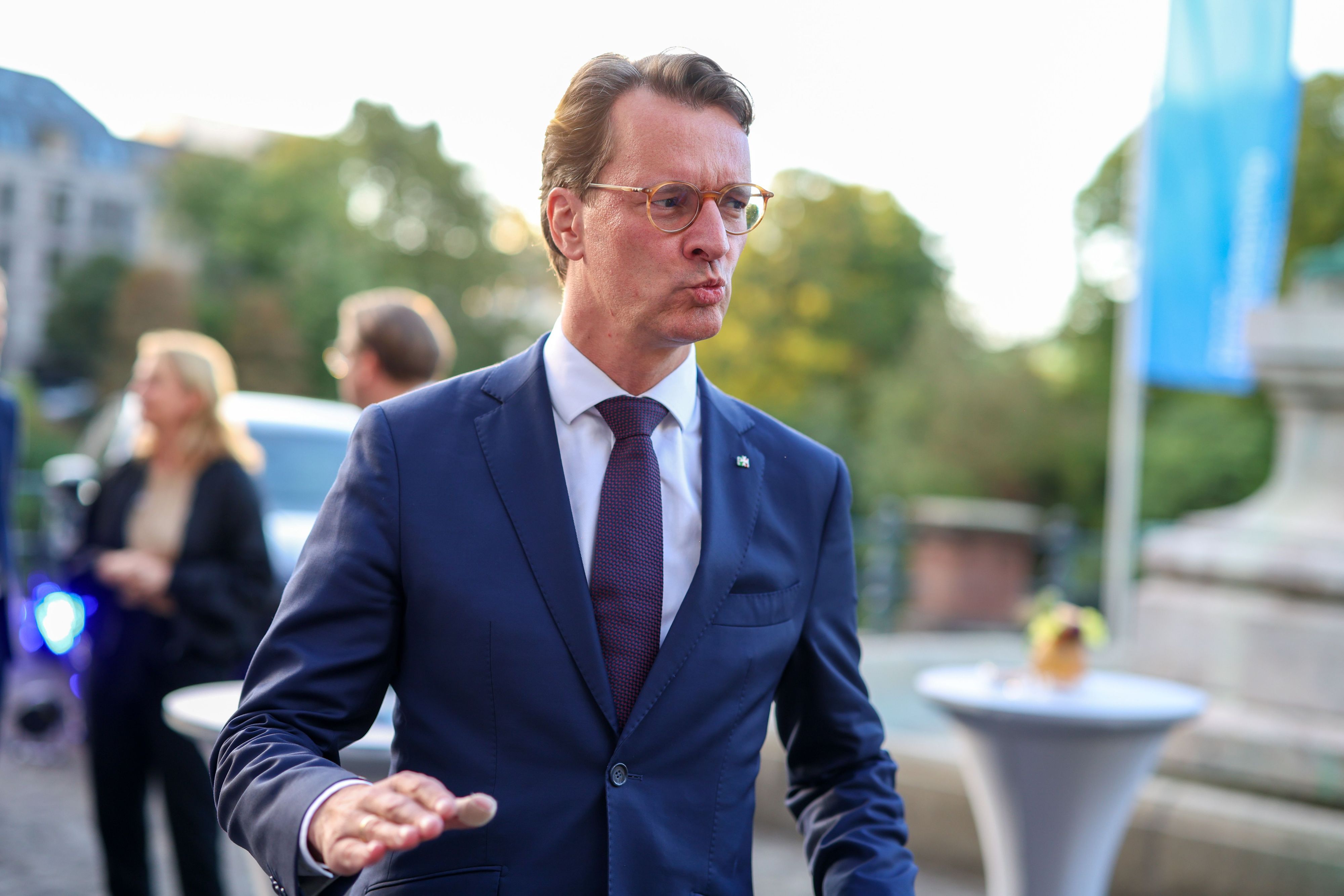 Hendrik Wüst (CDU), Ministerpräsident des Landes NRW, ist auf dem Weg zu einer Veranstaltung.
