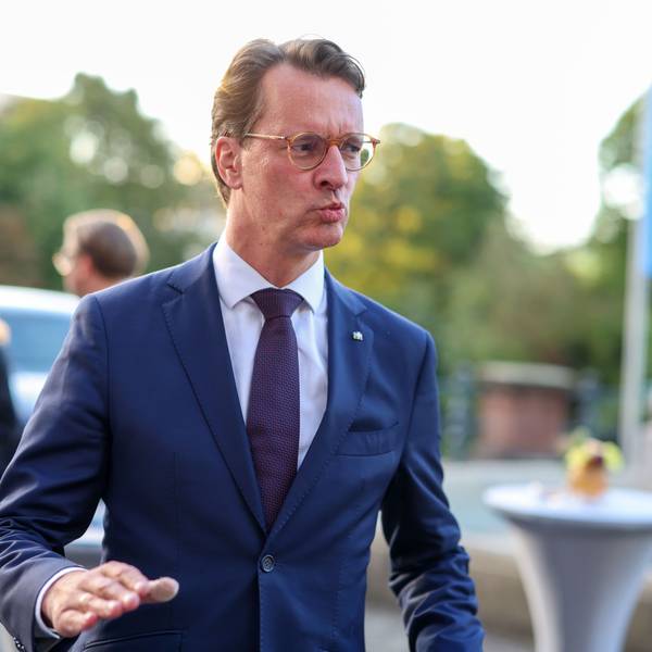 Hendrik Wüst (CDU), Ministerpräsident des Landes NRW, ist auf dem Weg zu einer Veranstaltung.