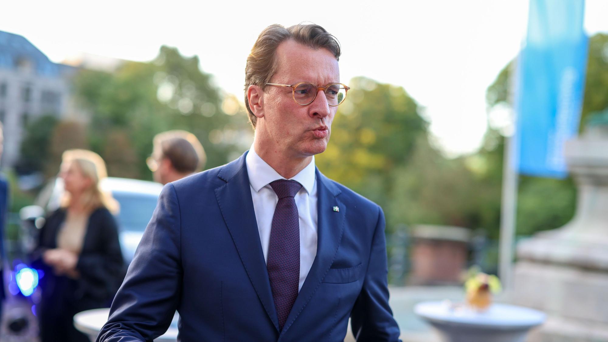 Hendrik Wüst (CDU), Ministerpräsident des Landes NRW, ist auf dem Weg zu einer Veranstaltung.