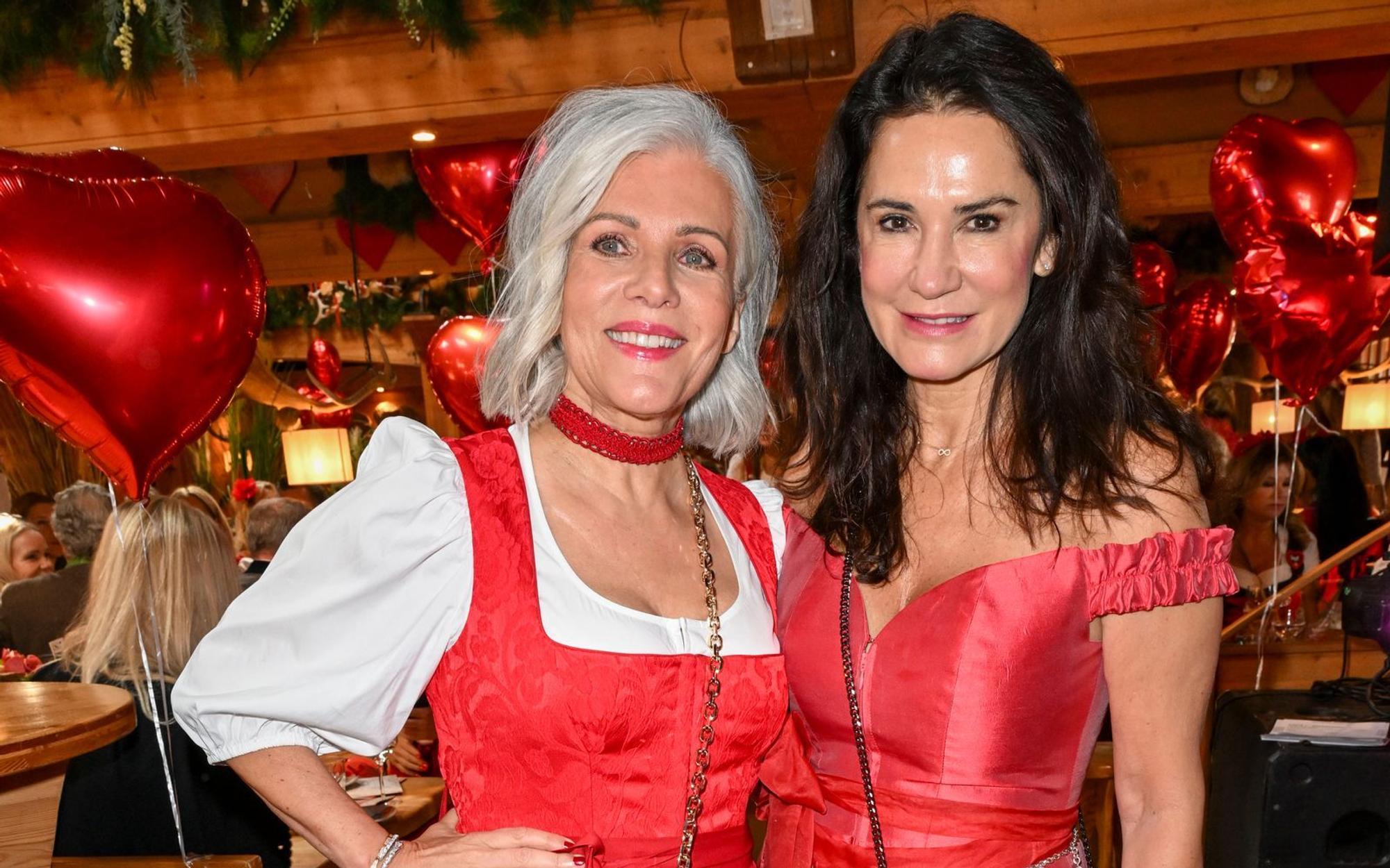 Birgit Schrowange und Mariella Ahrens feierten bei der „Red Ladies Wiesn“ für den guten Zweck. (Bild: Hannes Magerstaedt/Getty Images)