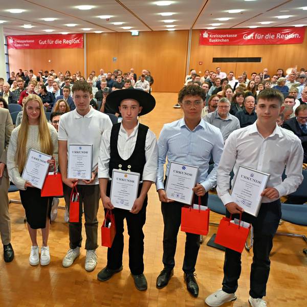 Sieben junge Männer und eine junge Frau stehen nebeneinander. Sie sind als die Besten der Gesellenprüfungen ausgezeichnet worden.