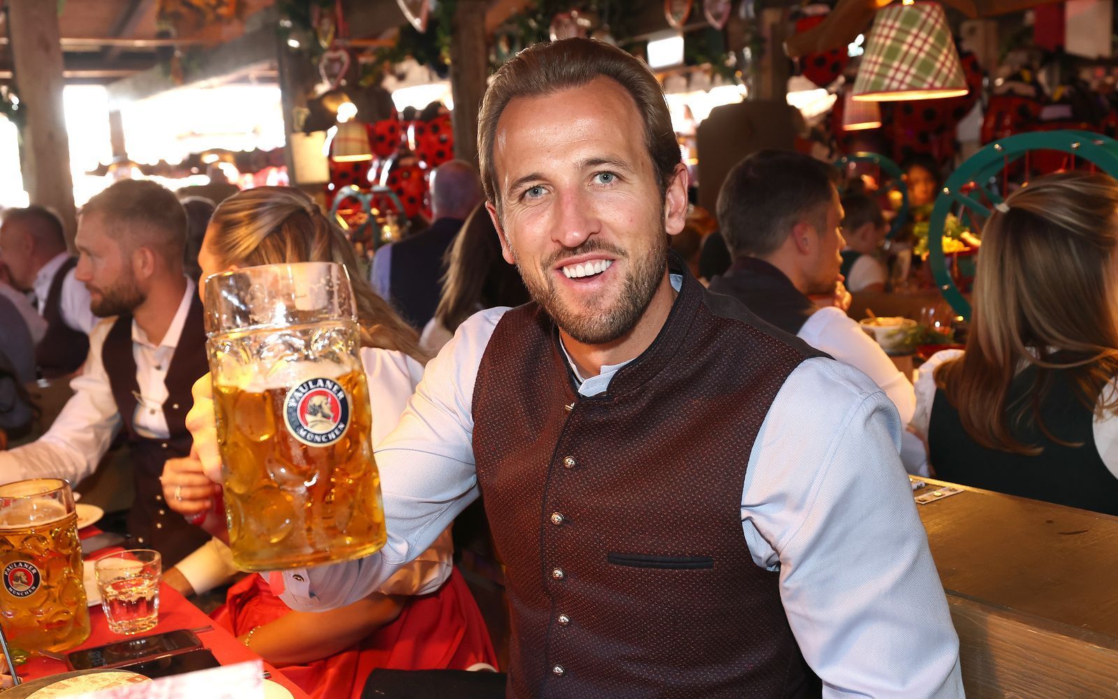 Auch FC-Bayern-Star Harry Kane ließ sich auf der Wiesn bereits eine Maß schmecken.  (Bild: Alexander Hassenstein/Getty Images for Paulaner)