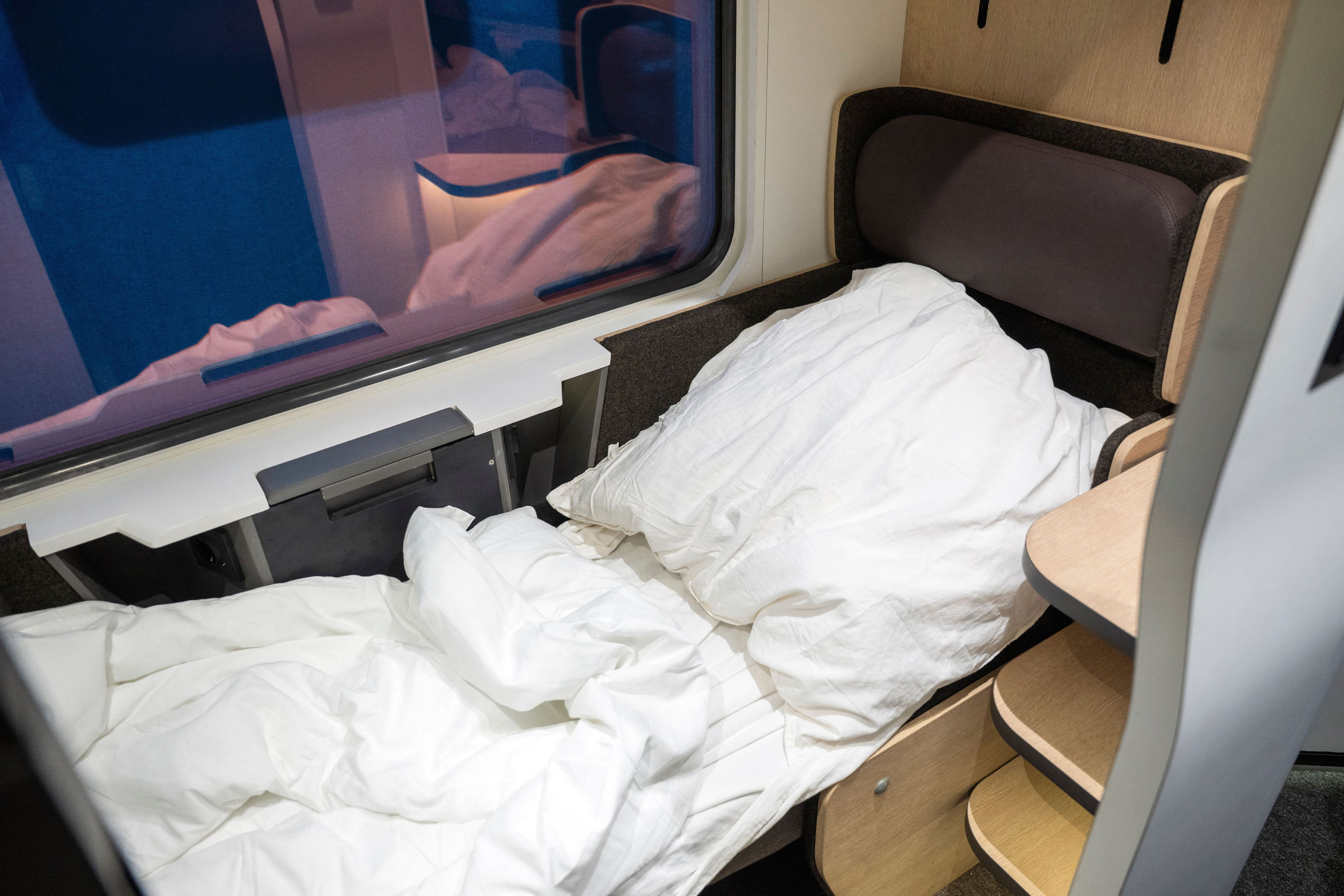 Auf der Mobilitätsmesse Innotrans ist ein Abteil von einem Nachtzug vom Berliner Start-up "Nox" ausgestellt.