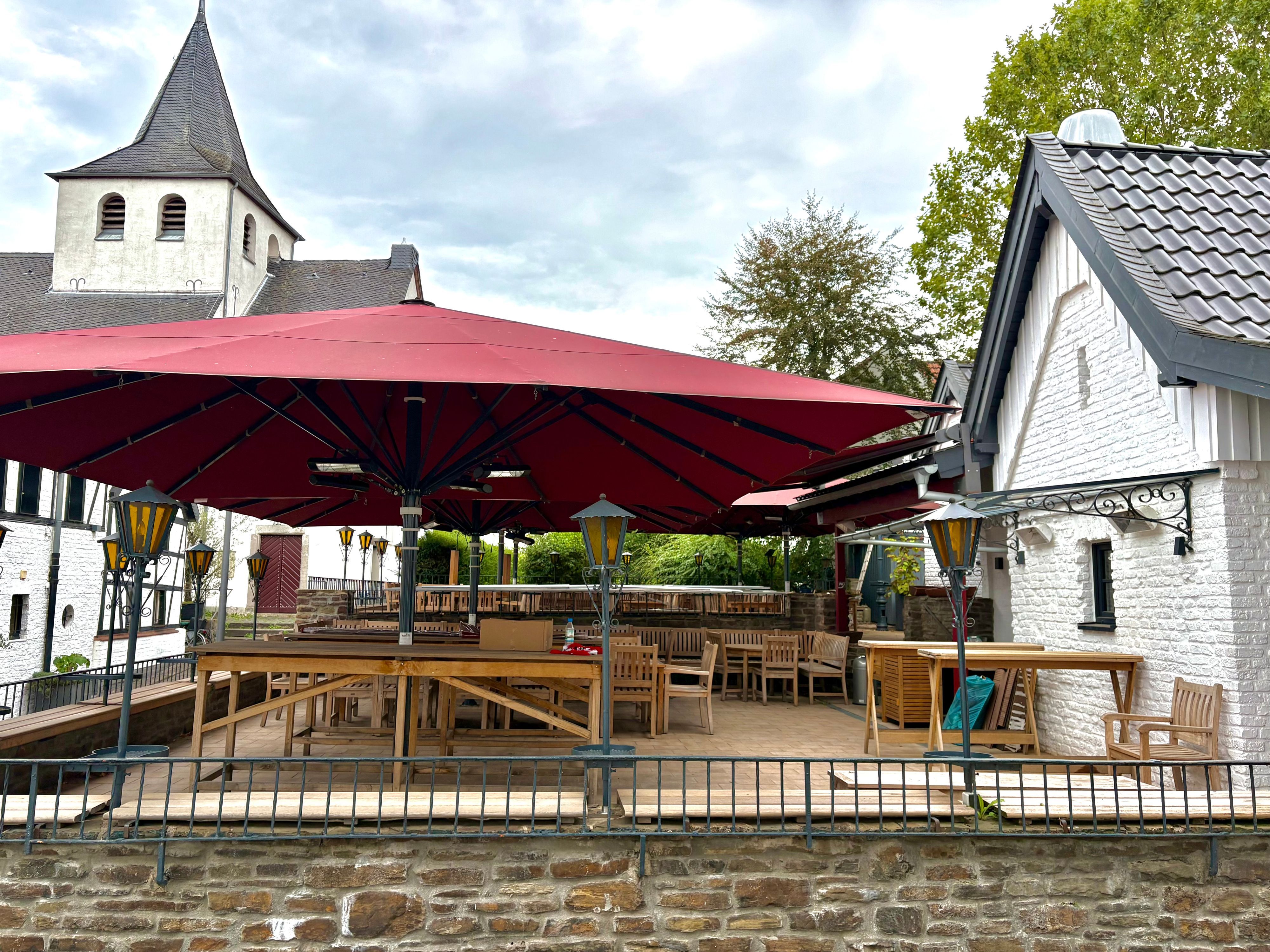 Die Terrasse der Gaststätte Treppchen in Rodenkirchen in Köln.