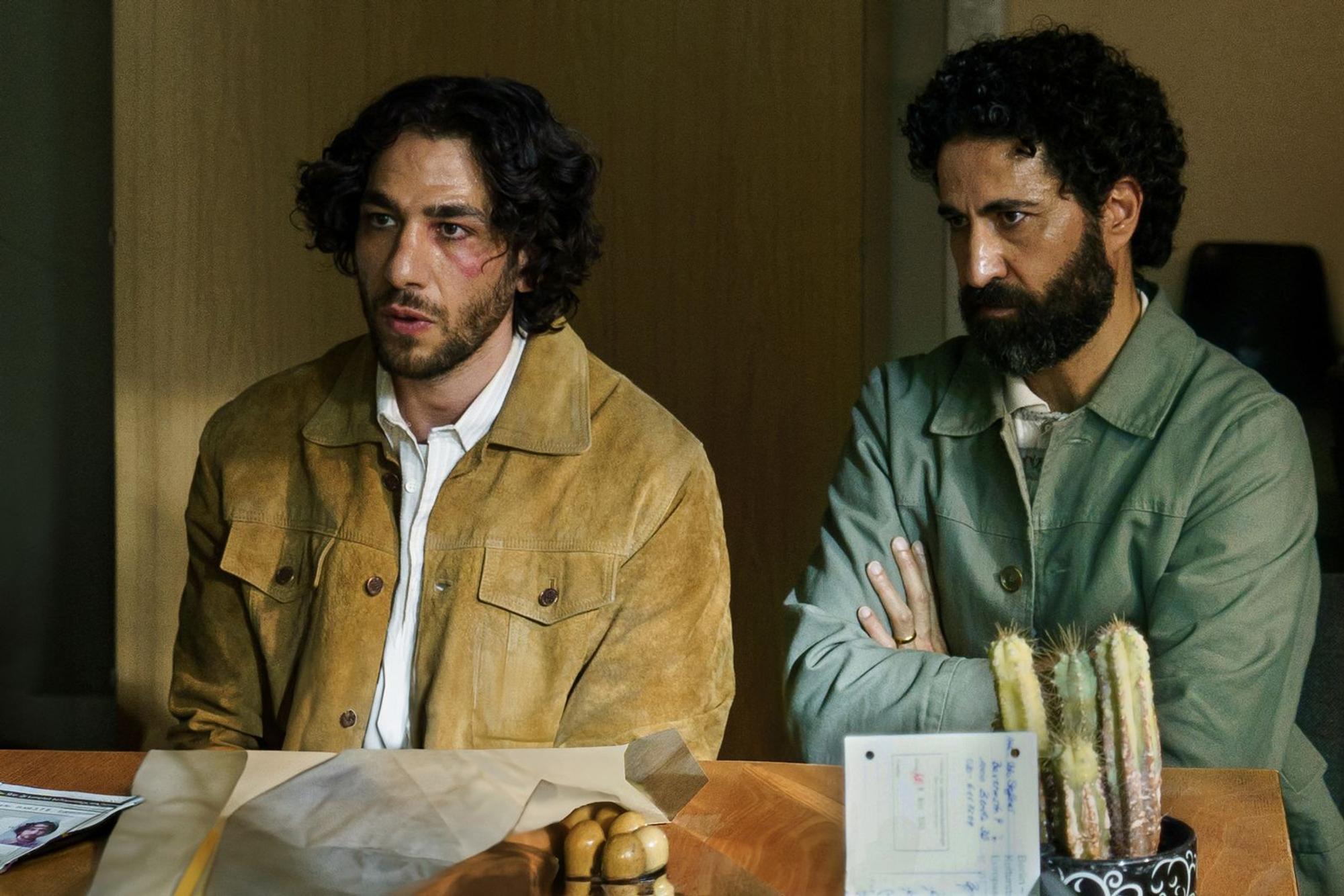 Malik (Rami Fadel Khalaf, rechts) will Schwager Ibrahim (Tariq Al-Saies) beim Start in Deutschland helfen. (Bild: 2026 Warner Bros.Discovery / W&B TV / Julia Terjung)