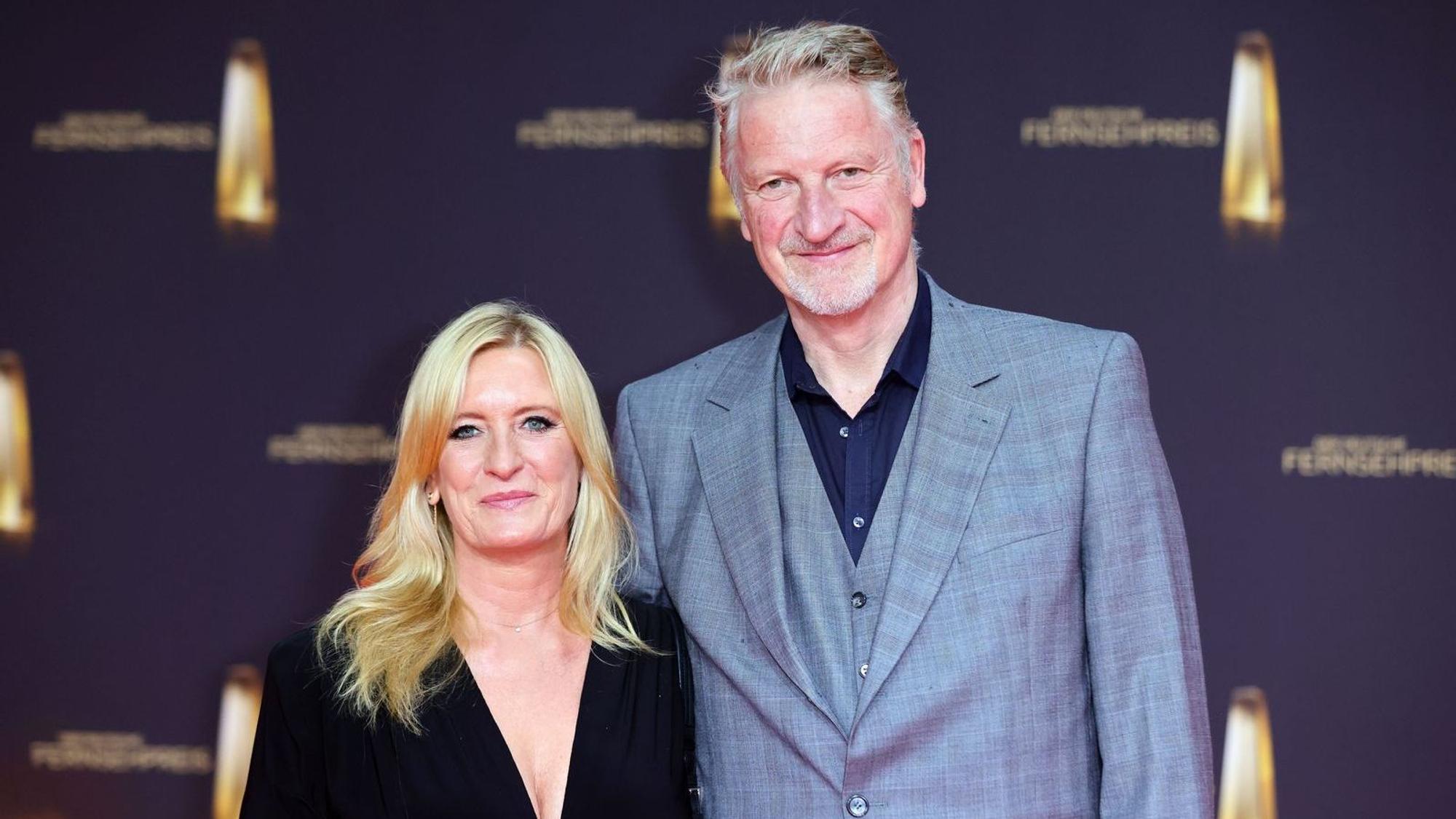 Claudia Kleinert und Michael Souvignier, hier beim deutschen Fernsehpreis 2024, sind kein Paar mehr. (Bild: 2024 Getty Images/Joshua Sammer)