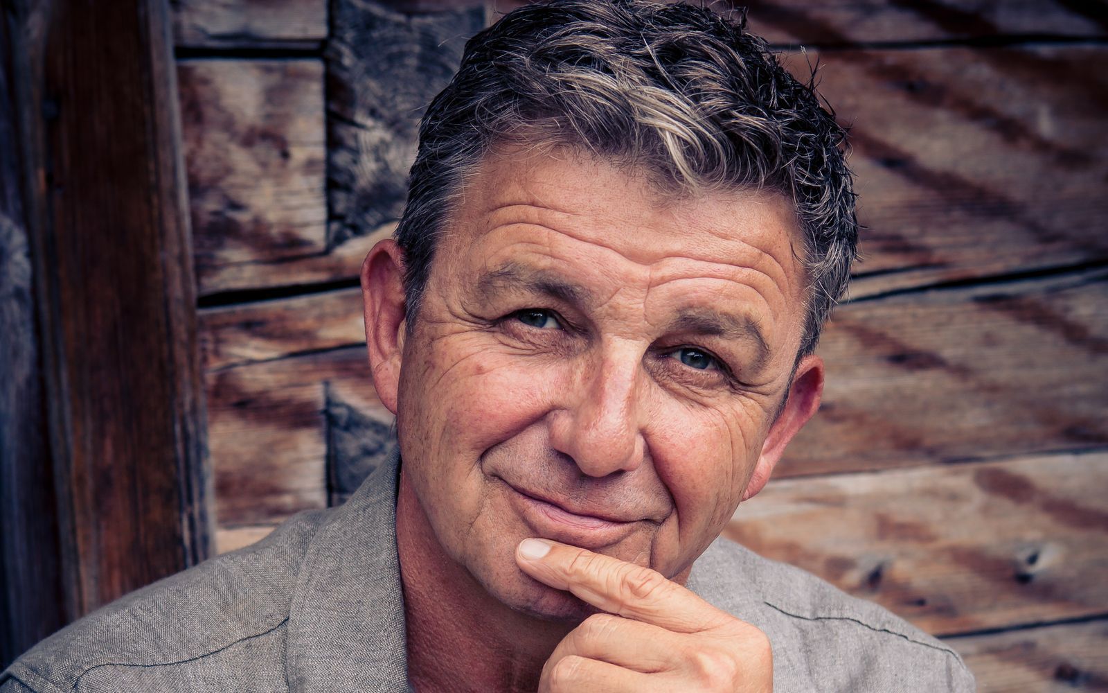Seit Juli 2022 moderiert Schauspieler Hans Sigl gemeinsam mit Barbara Schöneberger die „Starnacht am Wörthersee“. (Bild: Susanne Sigl / Fotowunder)
