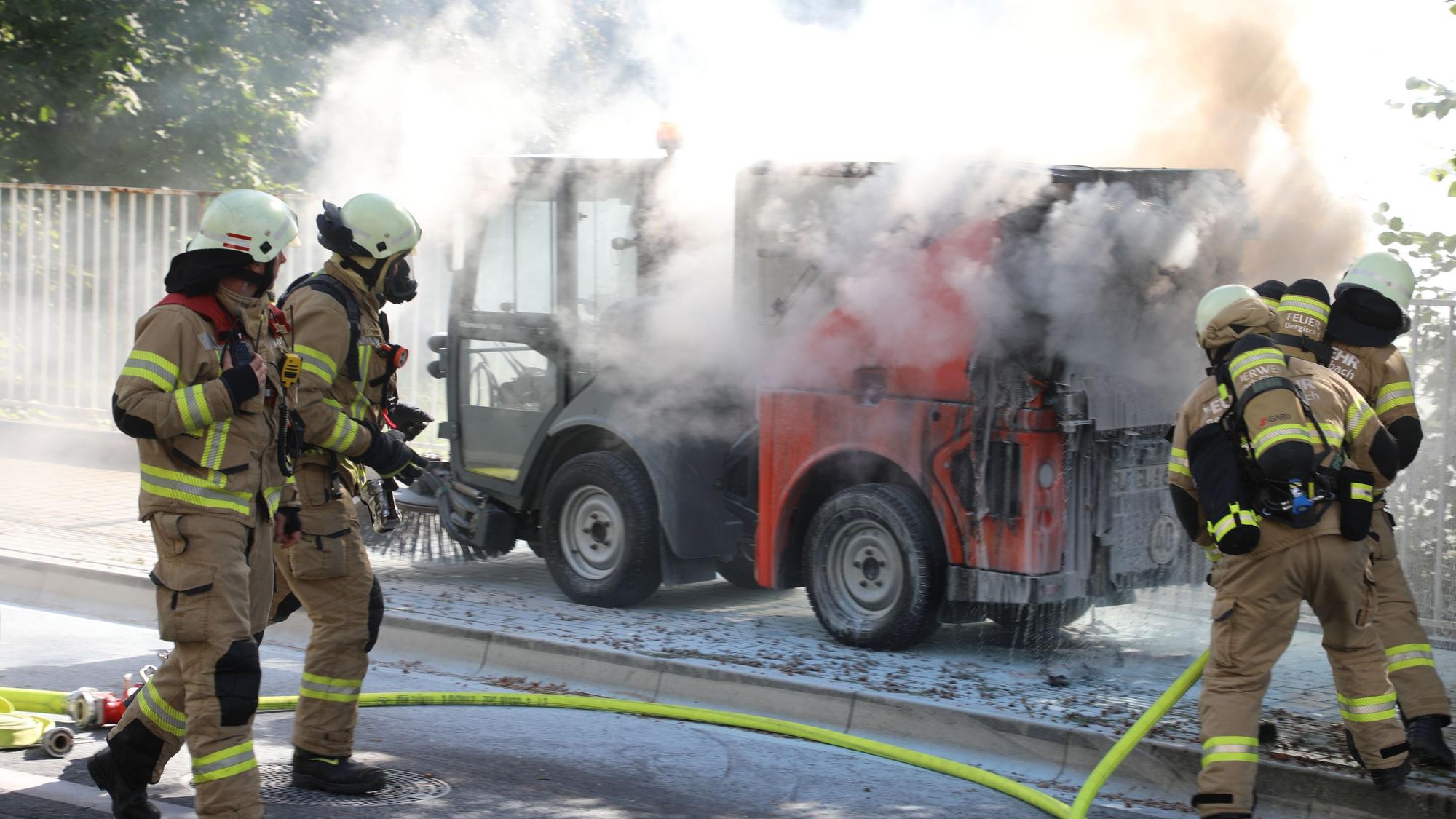 Einsatzkräfte der Feuerwehr löschen die brennende Kehrmaschine an der Gohrsmühle.