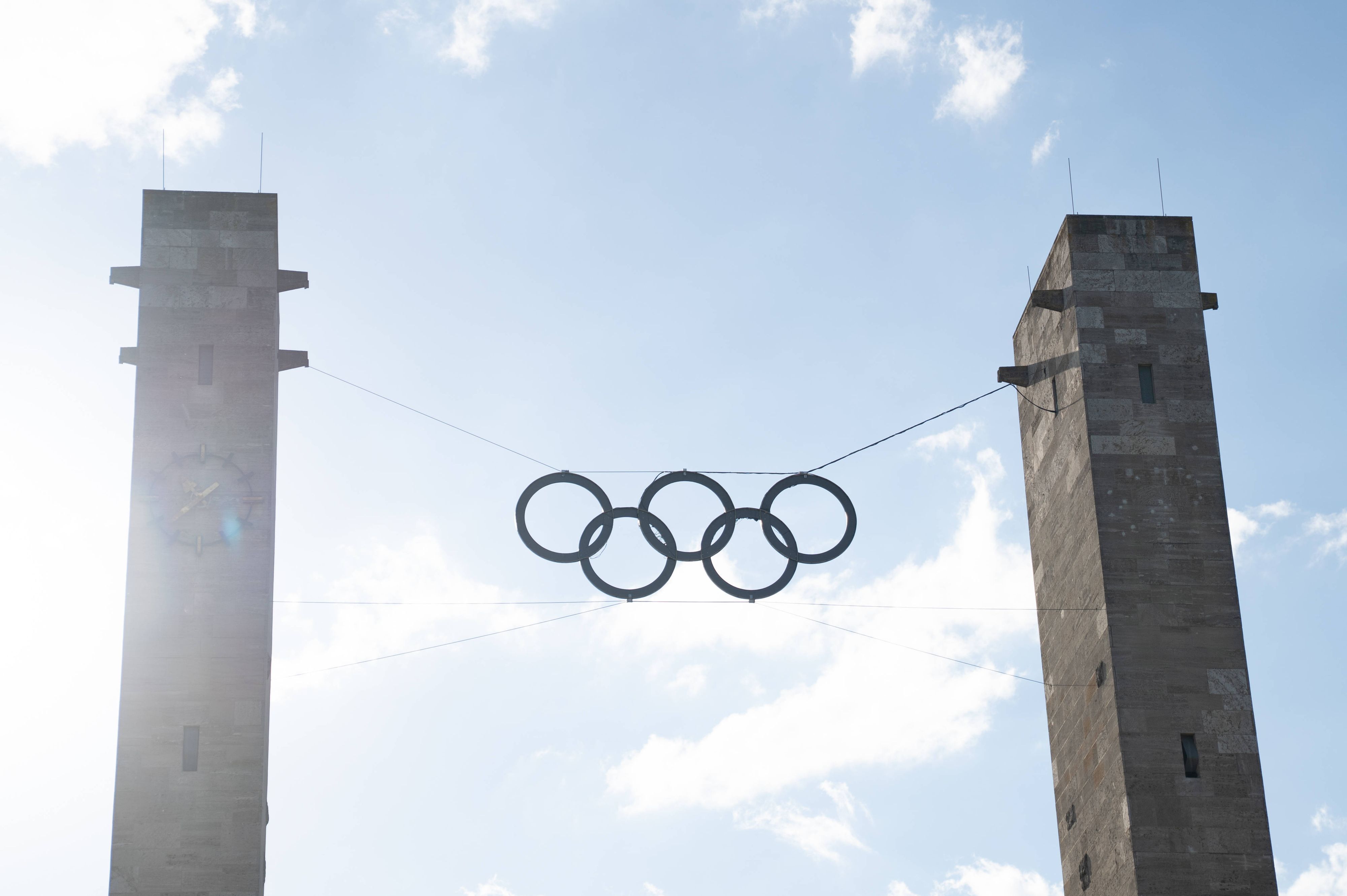 Olympische Ringe zwischen den Türmen am Olympischen Tor des Olympiastadions Berlin.