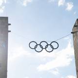 Olympische Ringe zwischen den Türmen am Olympischen Tor des Olympiastadions Berlin.