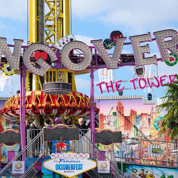 Der Freifallturm „Hangover“ auf dem Oktoberfest in München. Das Fahrgeschäft, an dem sich ein tödlicher Unfall ereignet hatte, soll im Oktober in Köln Station machen.