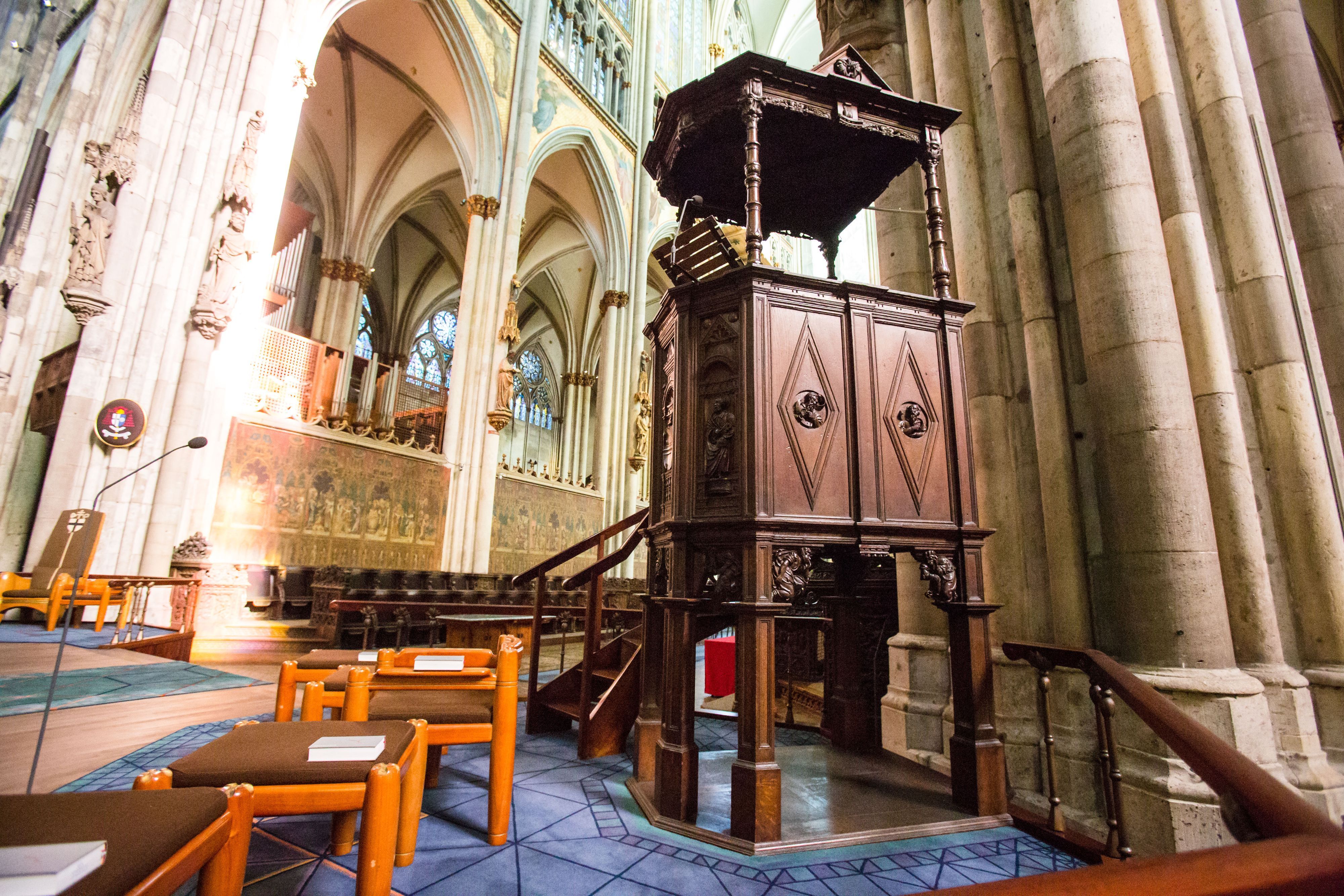 COLOGNE, GERMANY - FEBRUARY 13: Die Renaissance-Kanzel aus Eichenholz aufgenommen am Freitag (13.02.2015) am Vierungsaltar des Koelner Doms (Hohe Domkirche St. Petrus) in Koeln. Die Kanzel wurde im Jahr 1544 im Dom aufgestellt.  (Photo by Matthias Heinekamp) K e y s: Koelner Dom, Kirche, Kathedrale, Gottesdienst, Altar