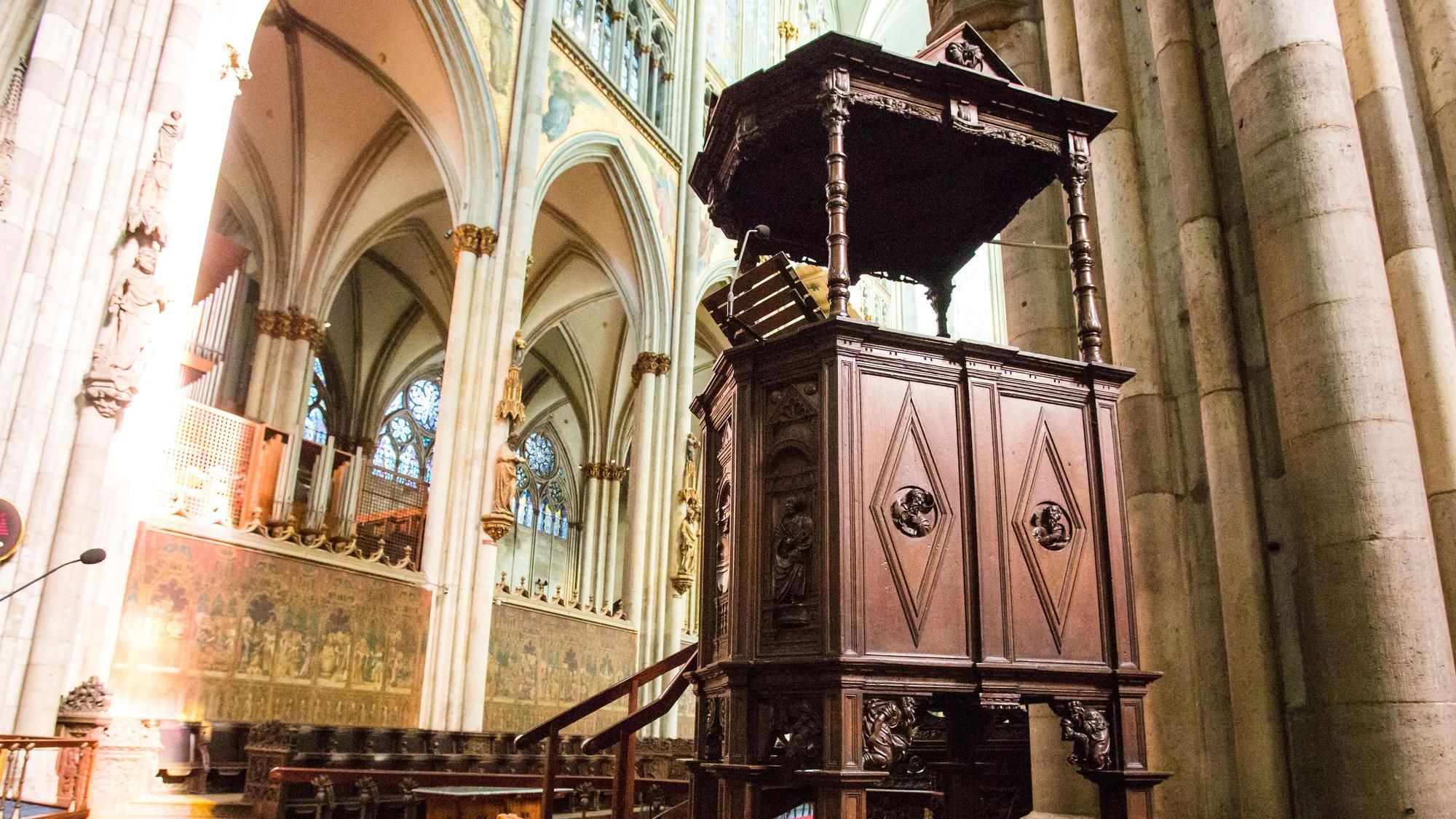 COLOGNE, GERMANY - FEBRUARY 13: Die Renaissance-Kanzel aus Eichenholz aufgenommen am Freitag (13.02.2015) am Vierungsaltar des Koelner Doms (Hohe Domkirche St. Petrus) in Koeln. Die Kanzel wurde im Jahr 1544 im Dom aufgestellt. (Photo by Matthias Heinekamp) K e y s: Koelner Dom, Kirche, Kathedrale, Gottesdienst, Altar