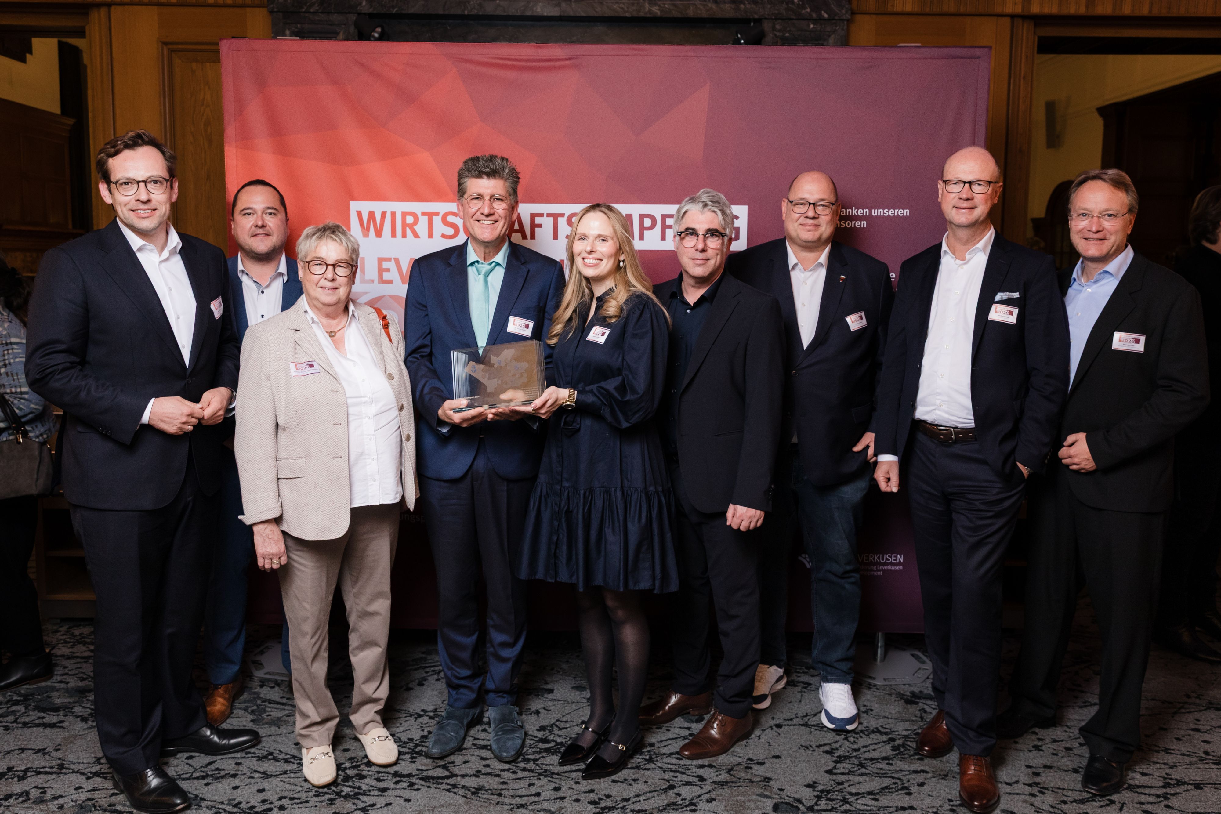 Sandra Lambertz (4.v.l.) und Dieter Mauer (3.v.l.) von Miontec mit den Jurorinnen und Juroren.