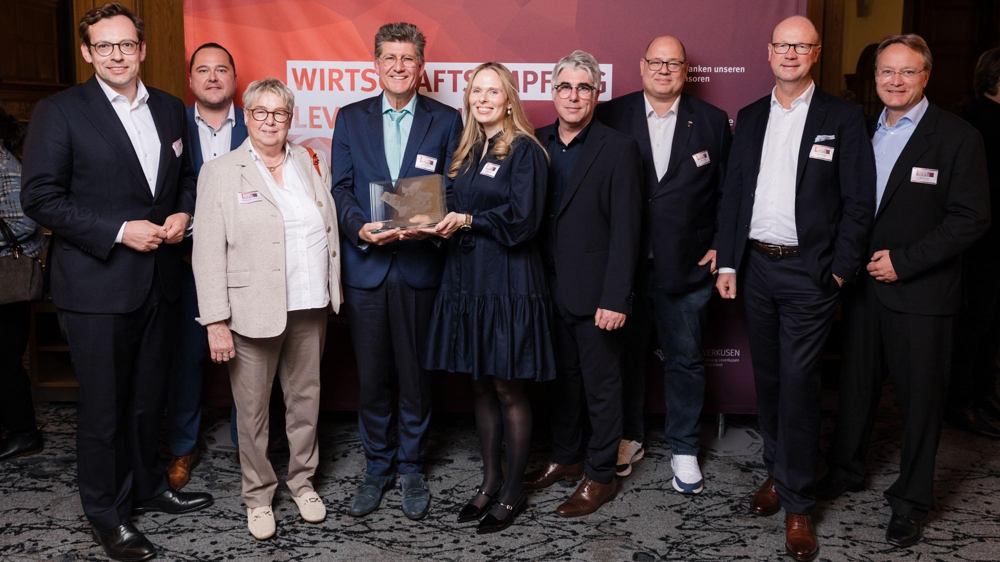 Sandra Lambertz (4.v.l.) und Dieter Mauer (3.v.l.) von Miontec mit den Jurorinnen und Juroren.