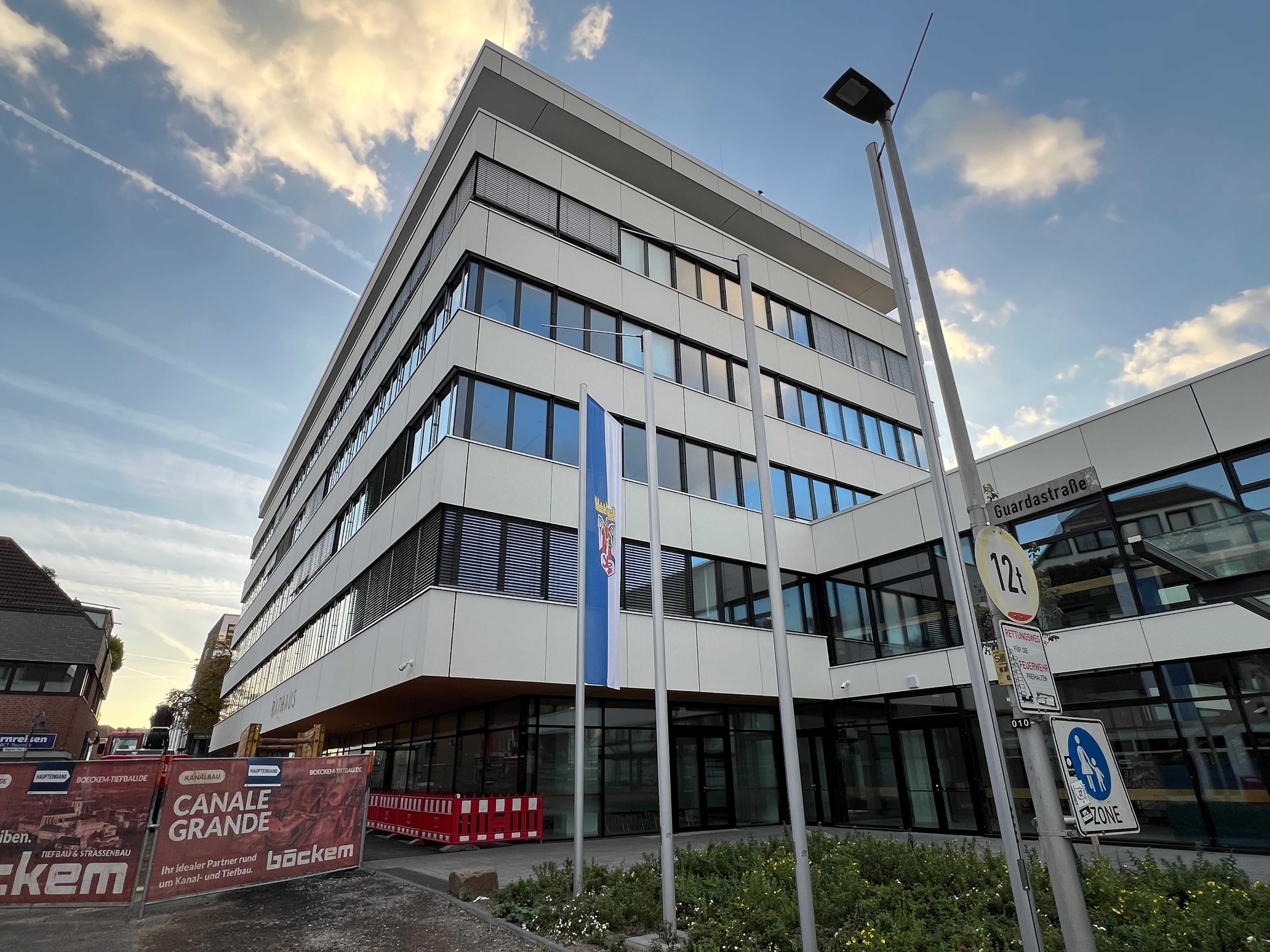 Das Siegburger Rathaus  hat 2023 den Chatbot Siggi installiert, der Anfragenm in 95 Sprachen beantworten können soll.