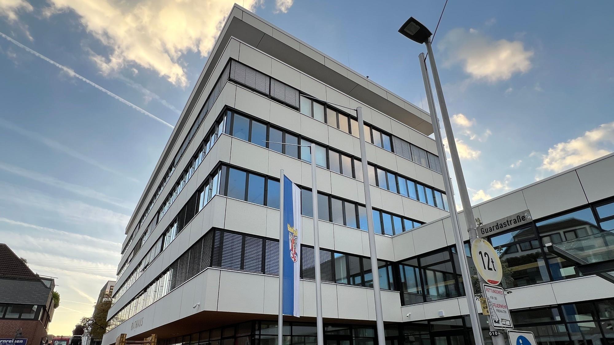Das Siegburger Rathaus hat 2023 den Chatbot Siggi installiert, der Anfragenm in 95 Sprachen beantworten können soll.