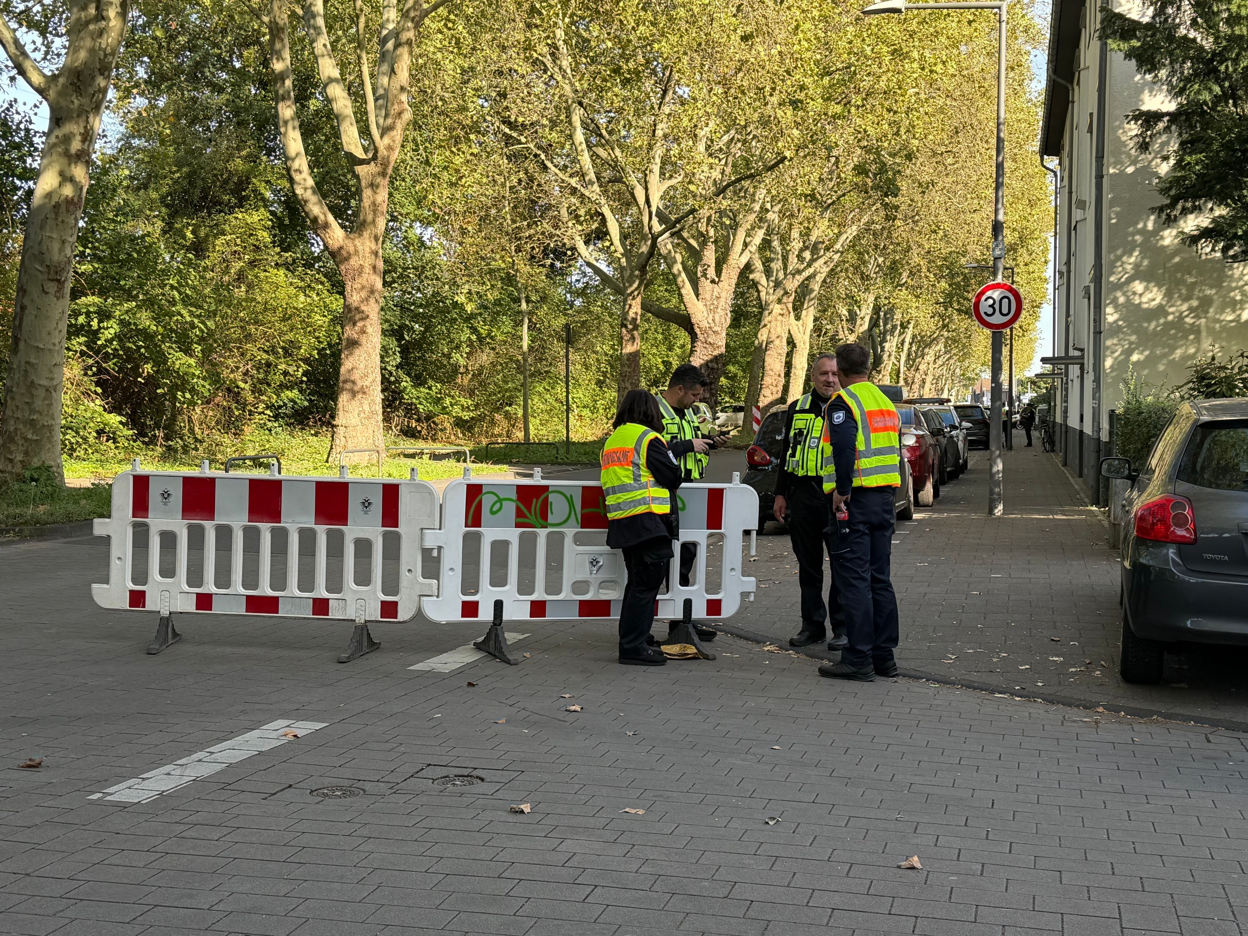 Das Ordnungsamt läuft durch die Straßen in Köln-Kalk und klingelt wegen der Bombenentschärfung.