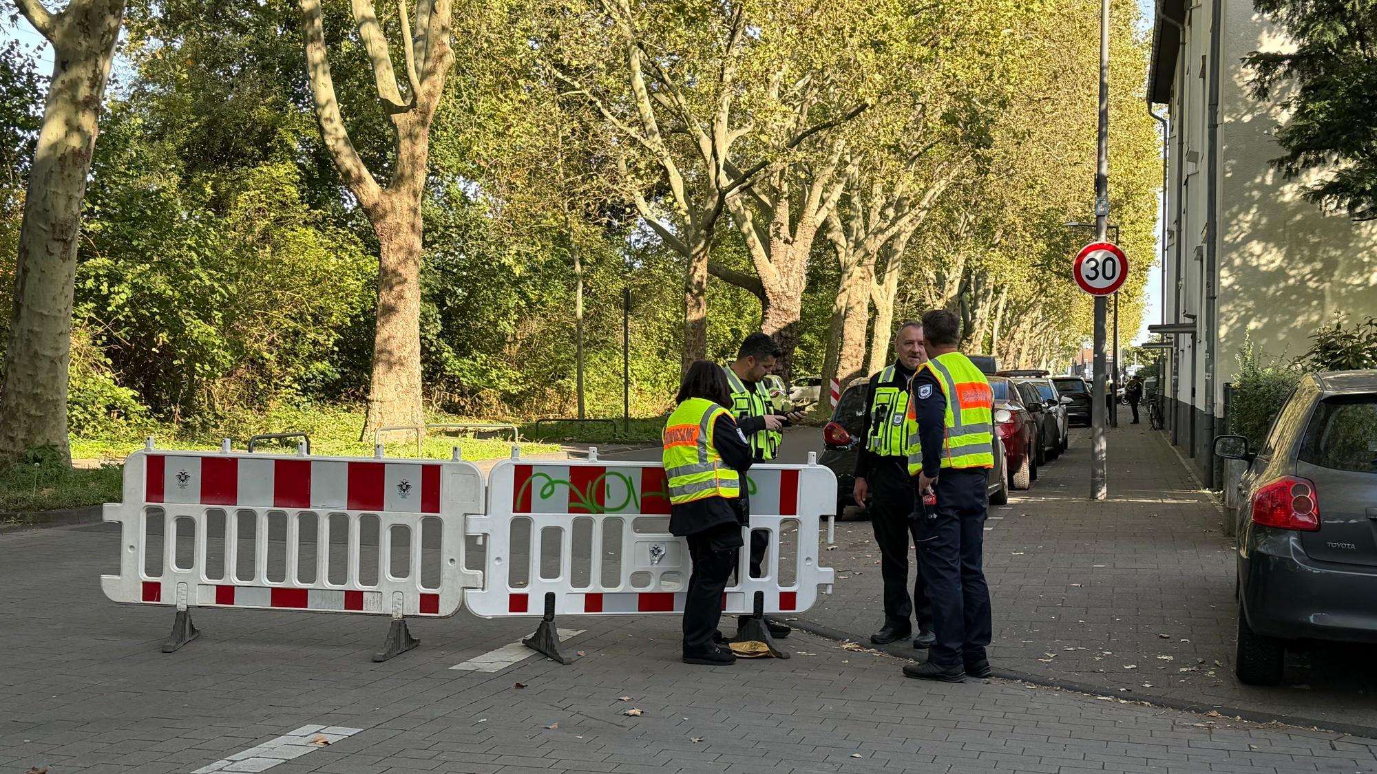 Das Ordnungsamt läuft durch die Straßen in Köln-Kalk und klingelt wegen der Bombenentschärfung.