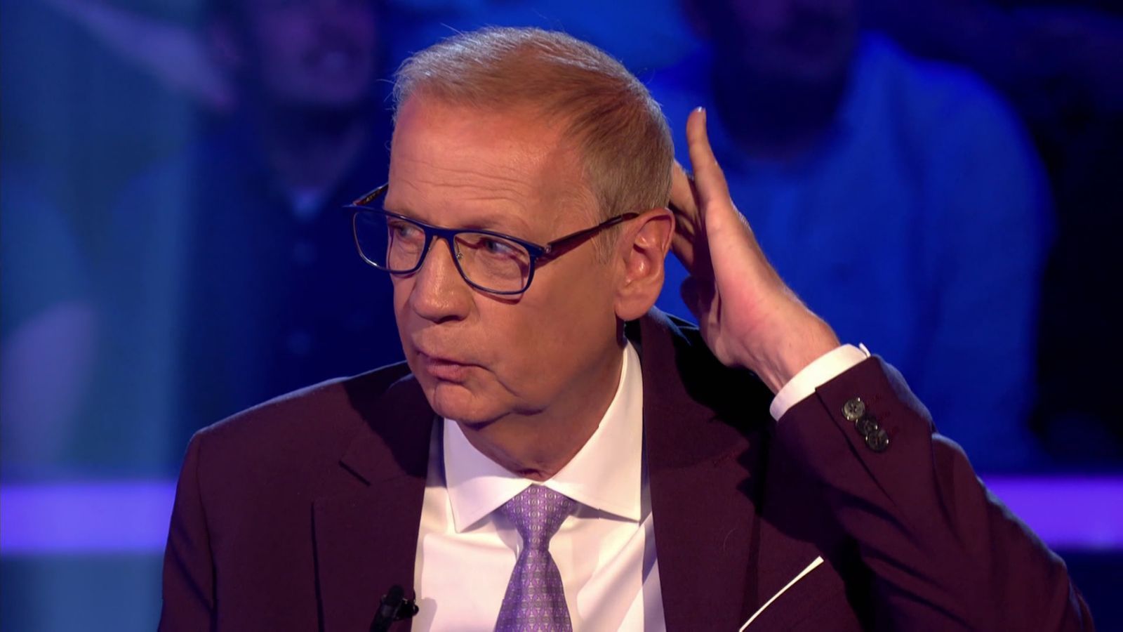 Selbst ist der Mann! Günther Jauch glättete die widerborstigen Haare souverän eigenhändig. Und scherzte: „Nur aufpassen, dass das Müffchen nicht ganz abfällt.“ (Bild: RTL)