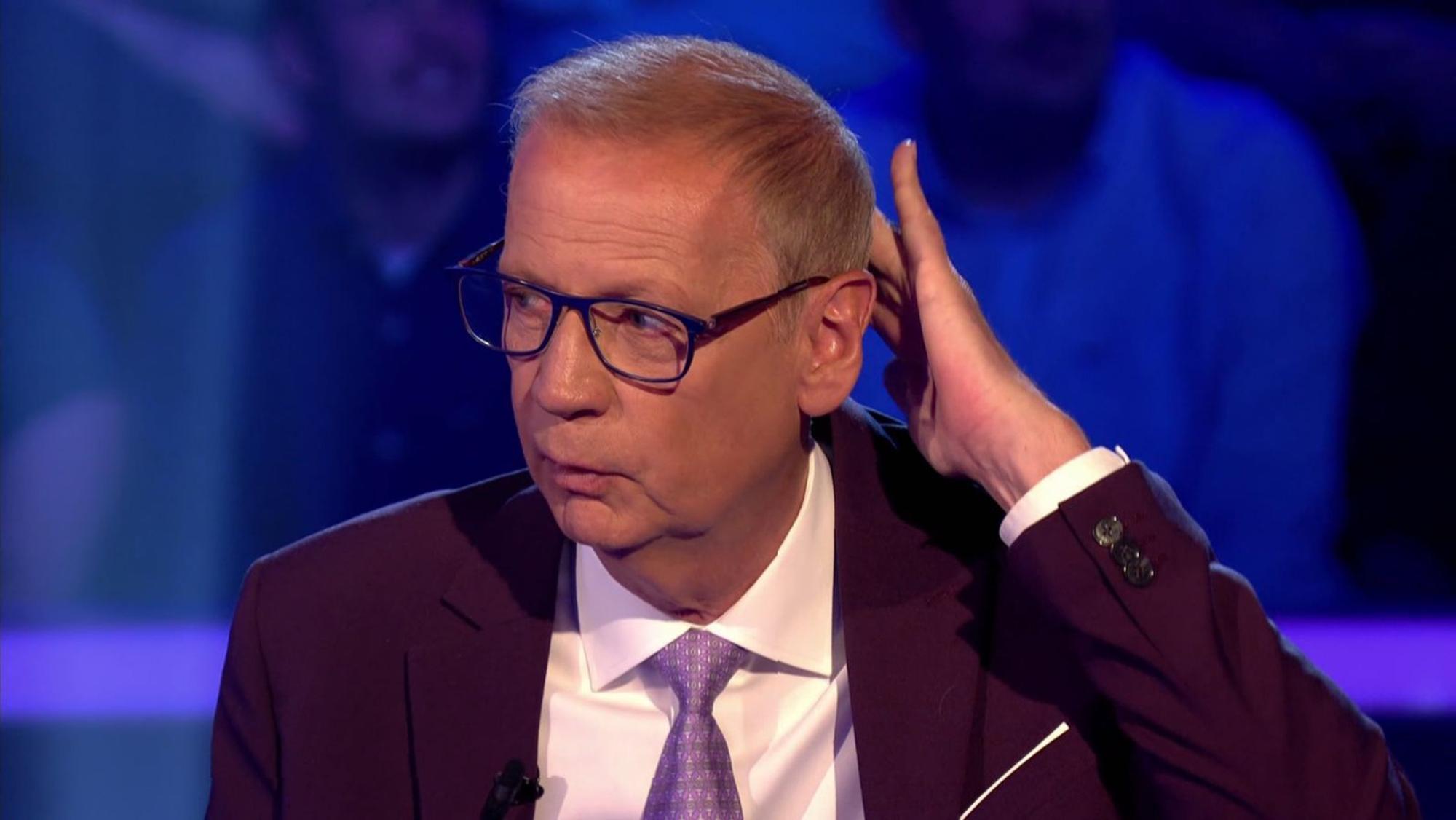 Selbst ist der Mann! Günther Jauch glättete die widerborstigen Haare souverän eigenhändig. Und scherzte: „Nur aufpassen, dass das Müffchen nicht ganz abfällt.“ (Bild: RTL)