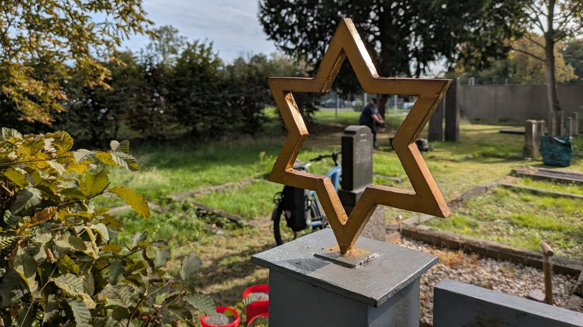 Der Davidstern am Eingang zum jüdischen Friedhof