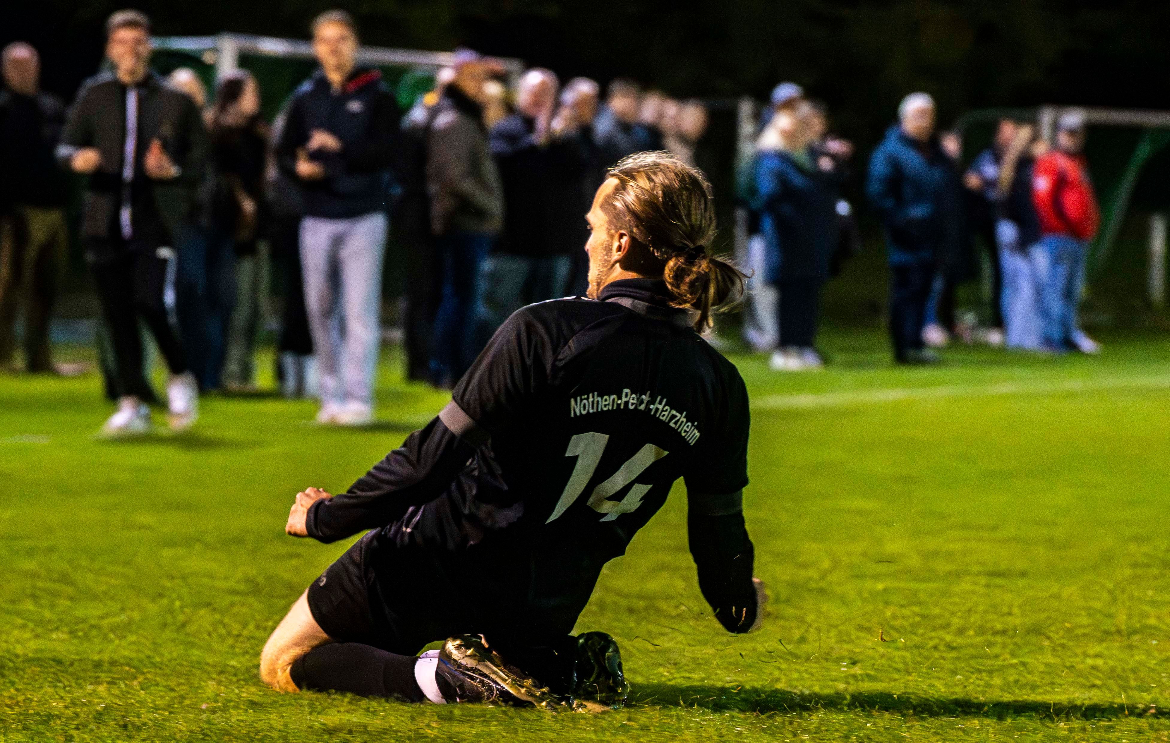Das Bild zeigt den jubelden Spieler der SpVG Nöthen-Pesch-Harzheim auf dem Sportplatz in Nöthen.