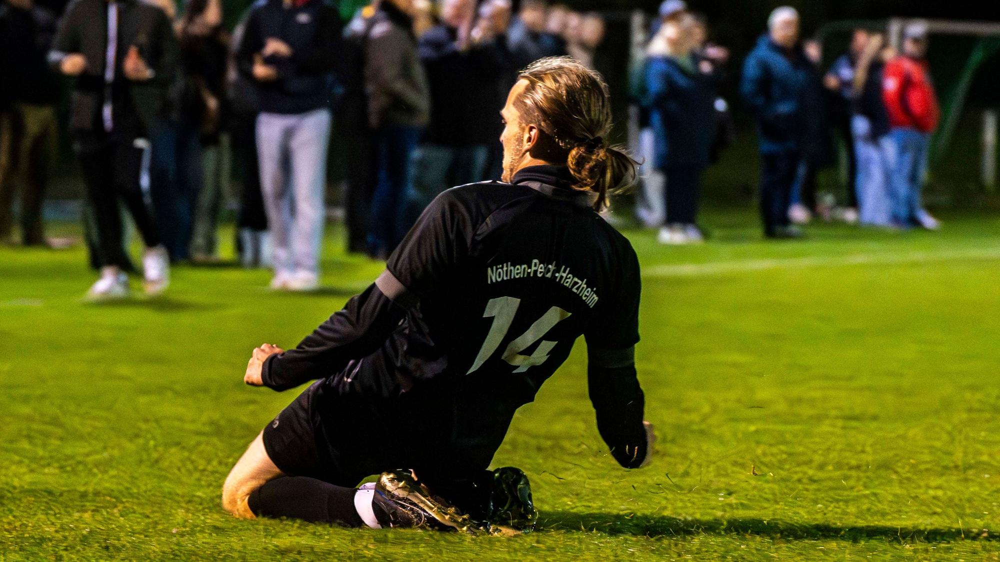 Das Bild zeigt den jubelden Spieler der SpVG Nöthen-Pesch-Harzheim auf dem Sportplatz in Nöthen.
