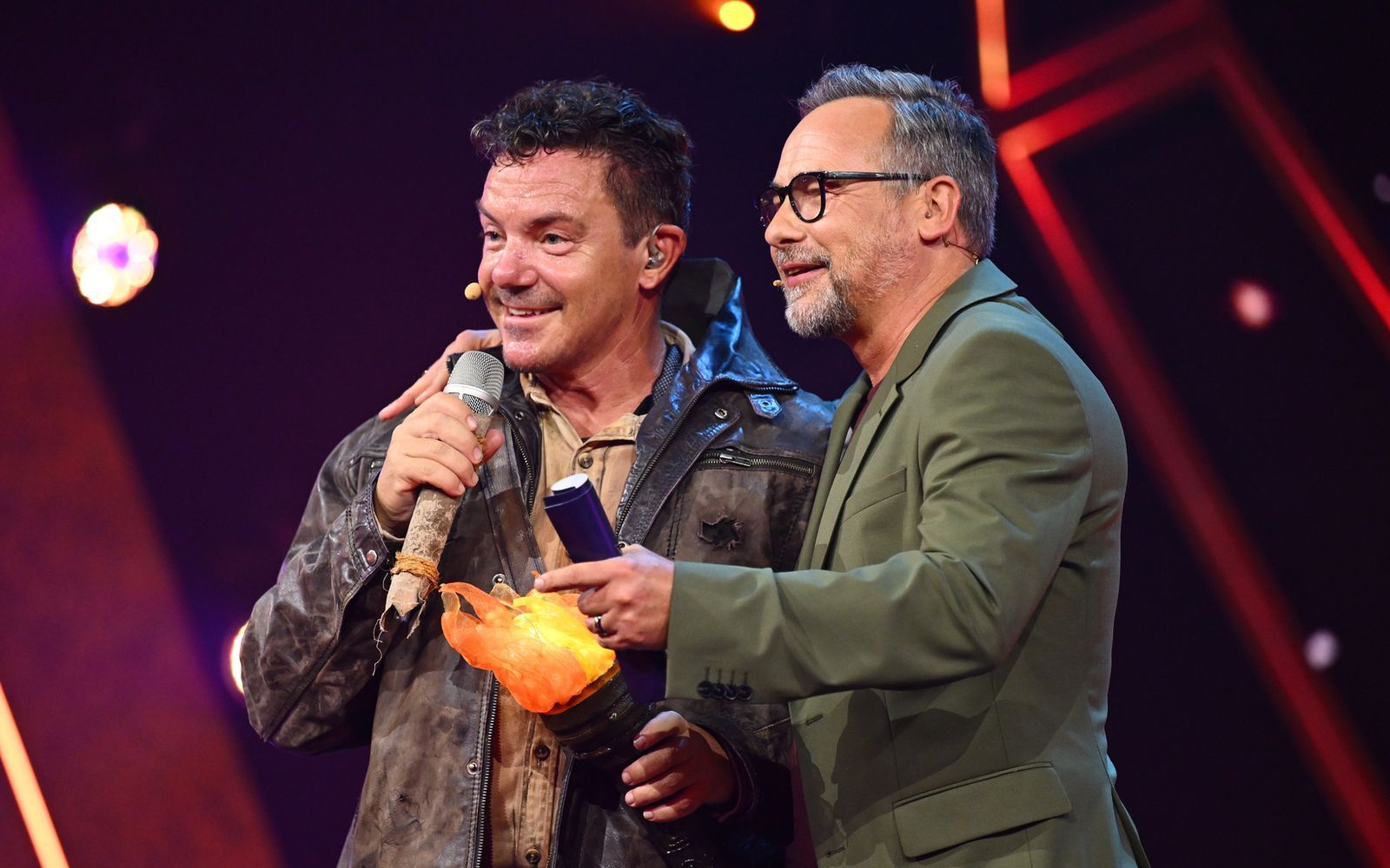 Als erster musste Hippo Jones die Maske fallen lassen. Zum Vorschein kam Stefan Mross (links). Moderator Matthias Opdenhövel war begeistert - die Ratecrew total überrascht. (Bild: Joyn/Willi Weber)
