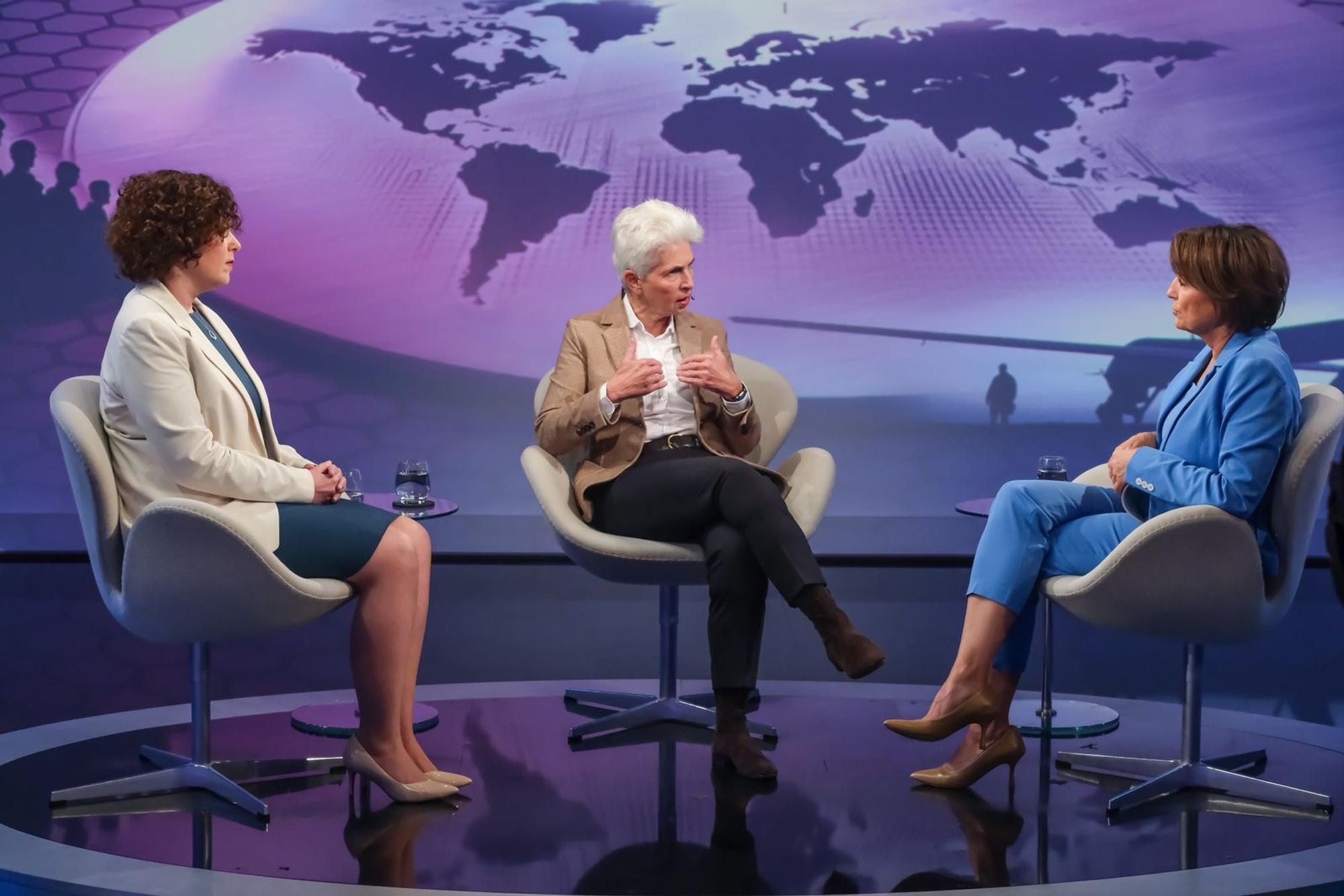 Sandra Maischberger (rechts) diskutierte am Mittwochabend mit der BSW-Vorsitzenden Amira Mohamed Ali (links) und FDP-Politikerin Marie-Agnes Strack-Zimmermann. (Bild: WDR / Oliver Ziebe)