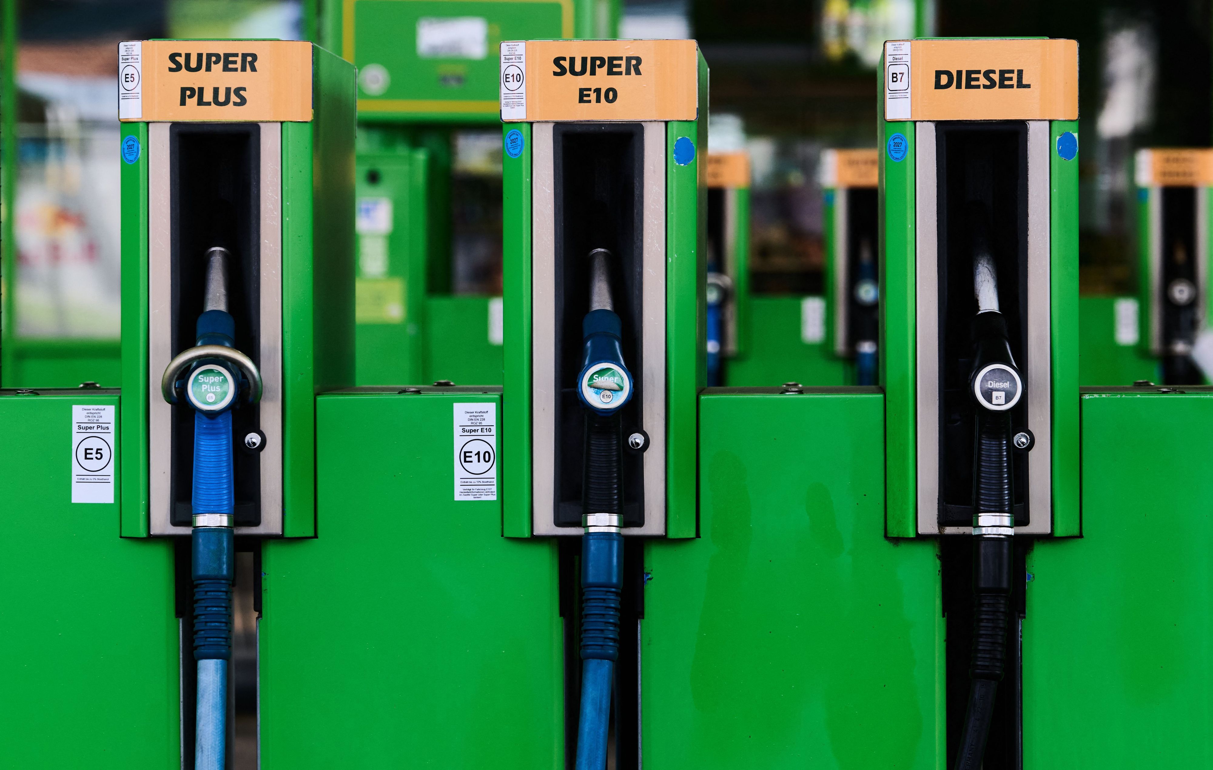 Blick auf Zapfsäulen für Benzin und Diesel an einer Tankstelle in der Stadt. Die Bundesregierung diskutiert, was sie gegen die hohen Preise an der Tankstelle unternehmen soll.