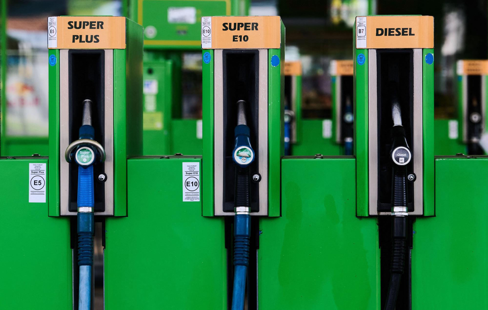 Blick auf Zapfsäulen für Benzin und Diesel an einer Tankstelle in der Stadt. Die Bundesregierung diskutiert, was sie gegen die hohen Preise an der Tankstelle unternehmen soll.