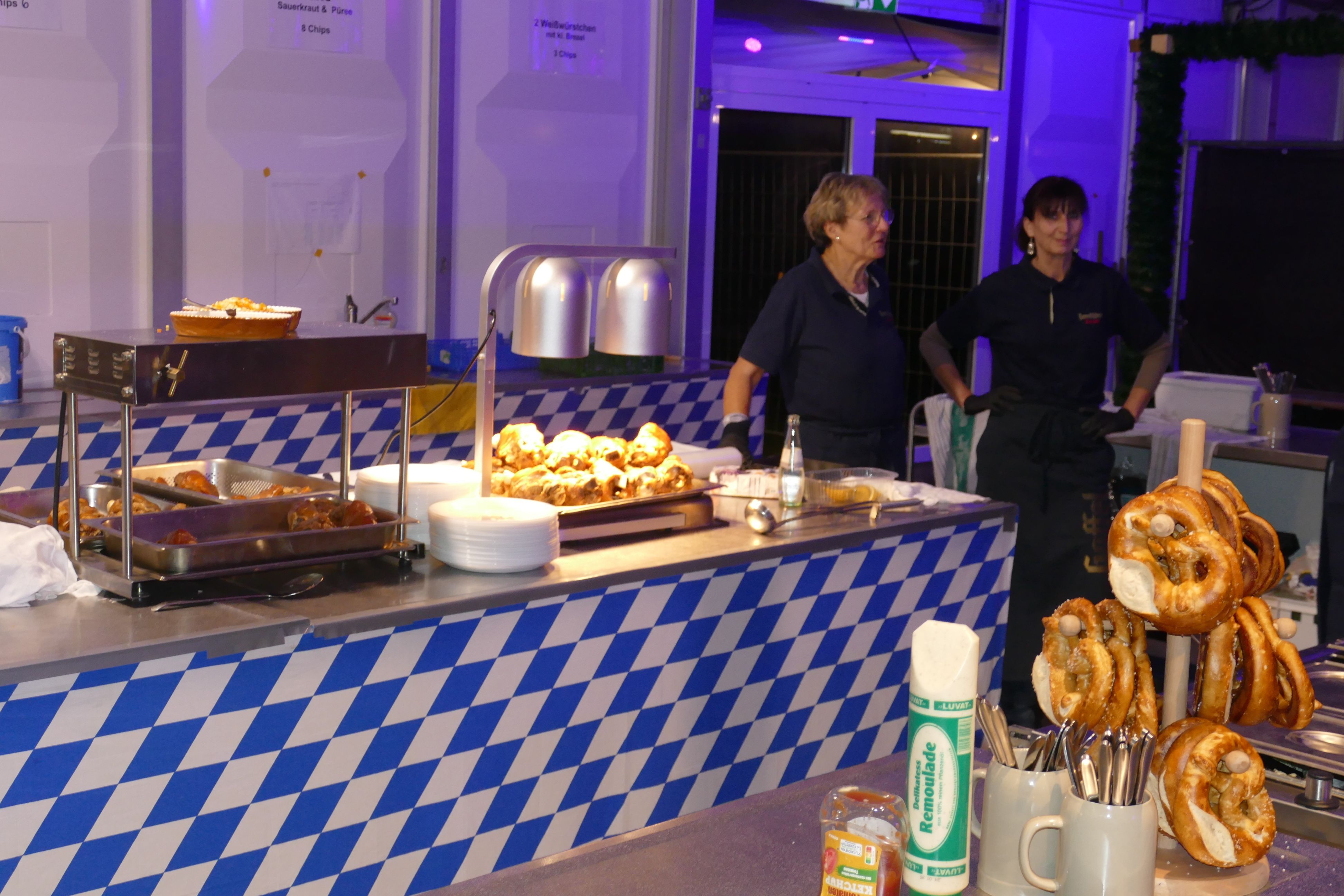 Brezn und Haxen gehören zum Oktoberfest-Schmaus dazu.