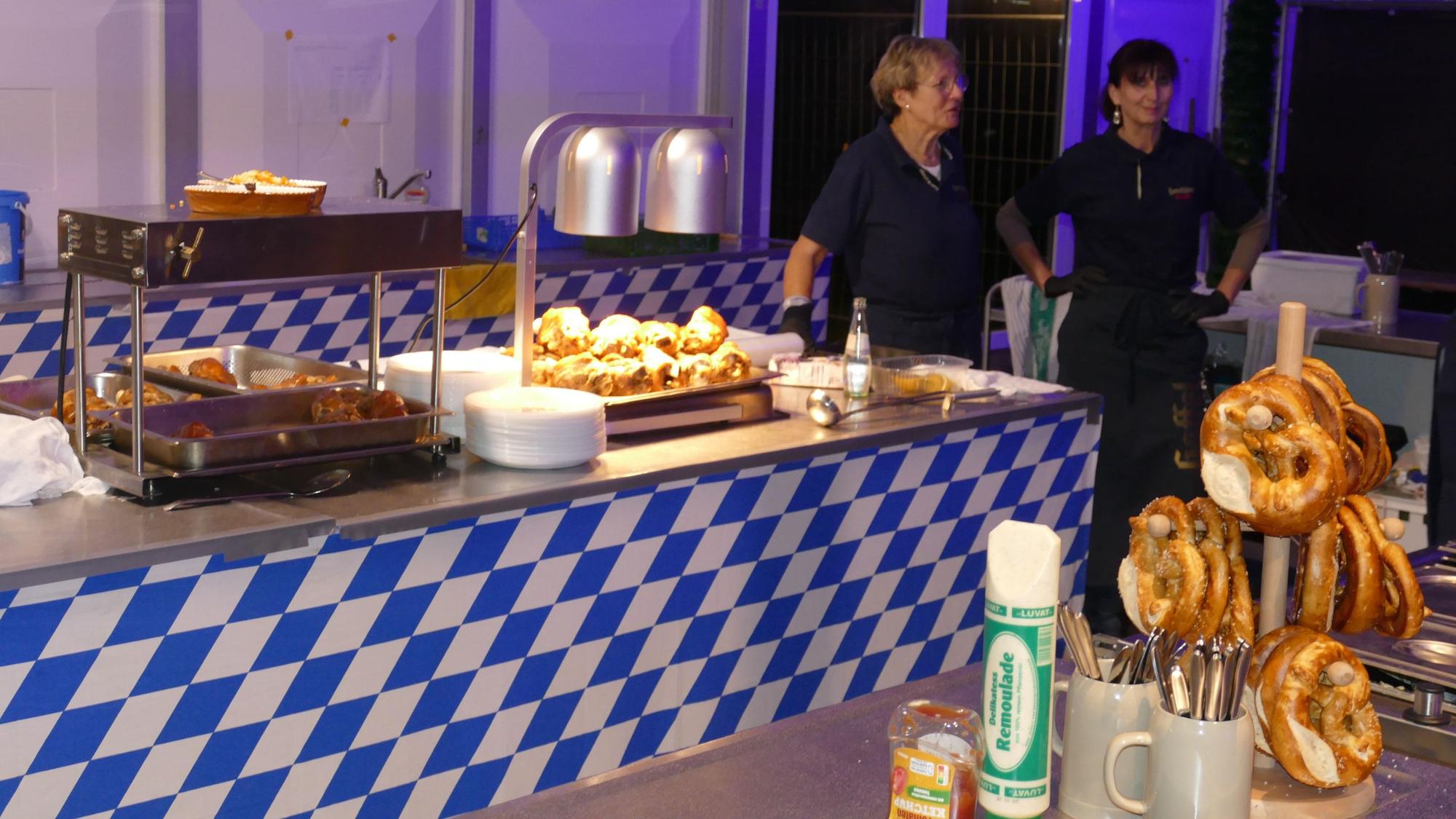 Brezn und Haxen gehören zum Oktoberfest-Schmaus dazu.