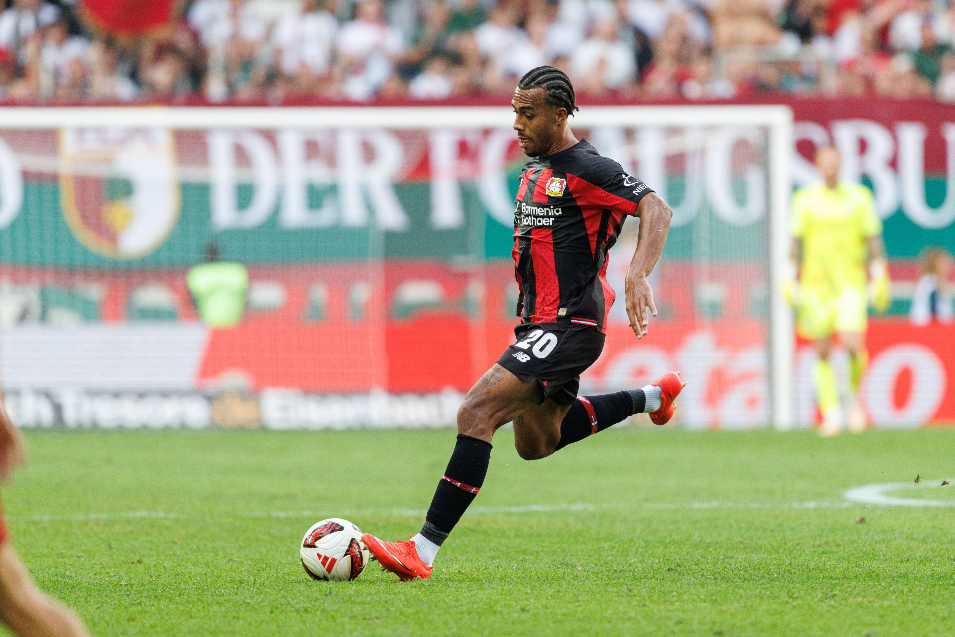 Guéla Doué im Spiel beim FC Augsburg. Eine Verletzung bremst den Neuzugang derzeit aus.