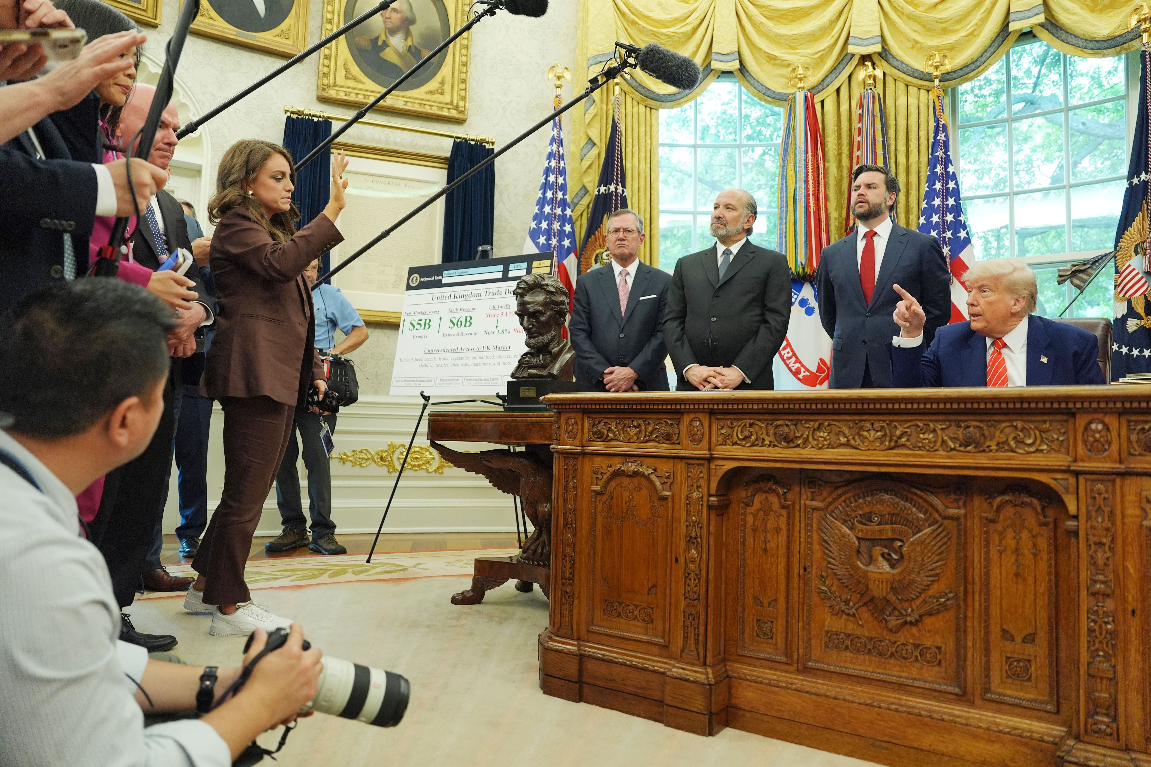 US-Präsident Donald Trump (r.) spricht mit Reportern im Oval Office des Weißen Hauses. (Archivbild)