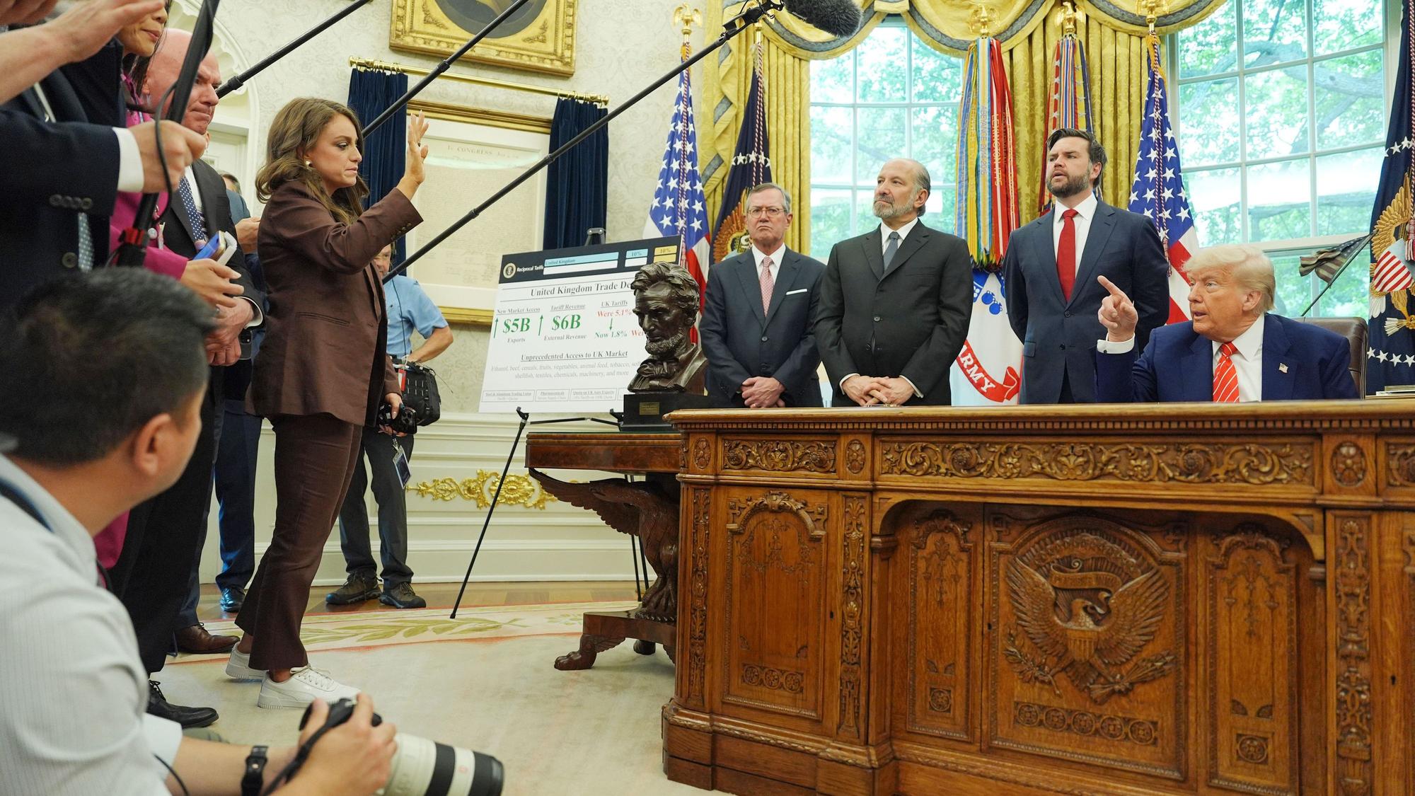 US-Präsident Donald Trump (r.) spricht mit Reportern im Oval Office des Weißen Hauses. (Archivbild)