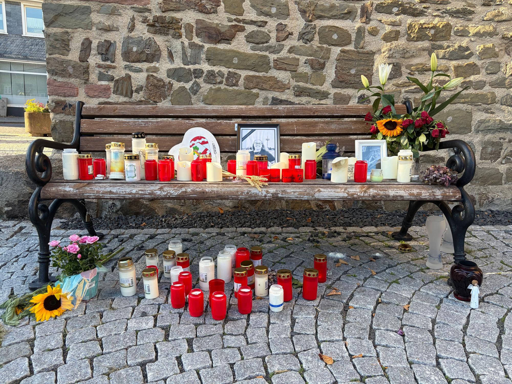 Mit Kerzen und Blumen gedenkt das Höhendorf der am Wochenende plötzlich gestorbenen Sandra „Sandy“ Pauly.