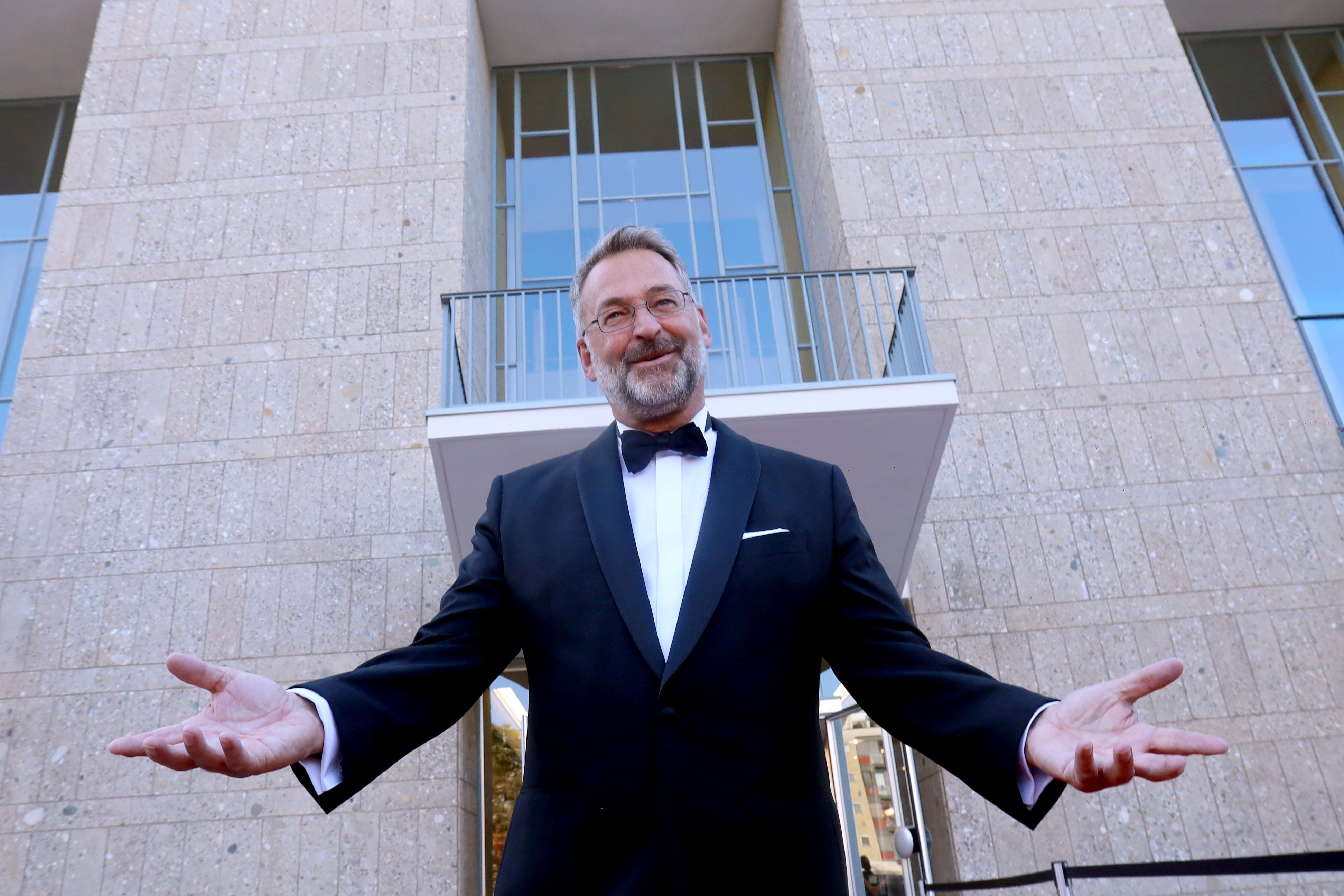 Opernintendant Hein Mulders vor dem sanierten Kölner Opernhaus