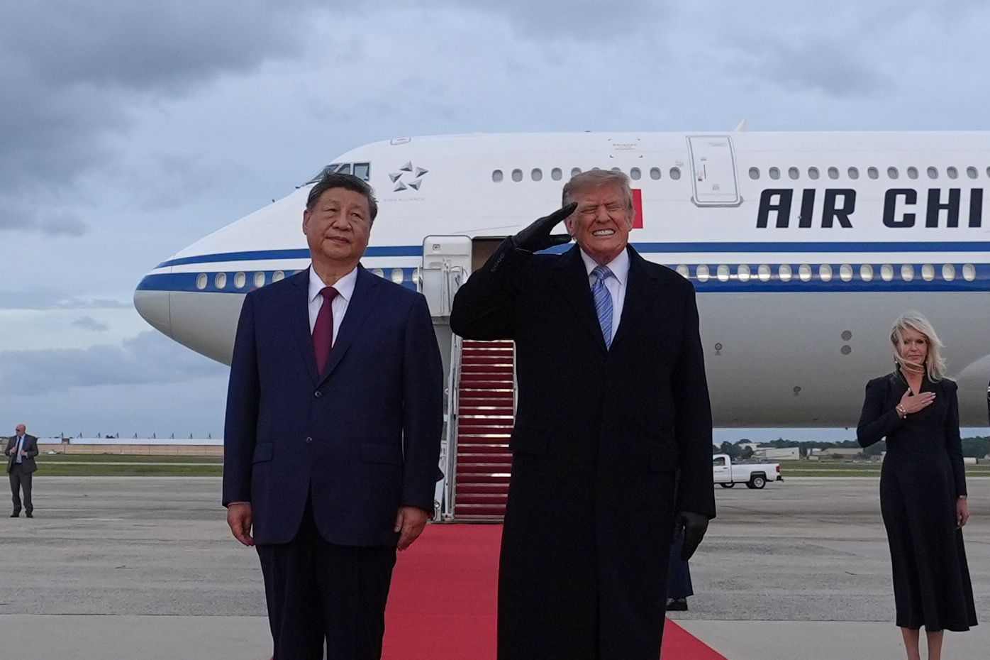 US-Präsident Donald Trump salutiert neben Chinas Präsidenten Xi Jinping auf der Joint Base Andrews in Maryland.