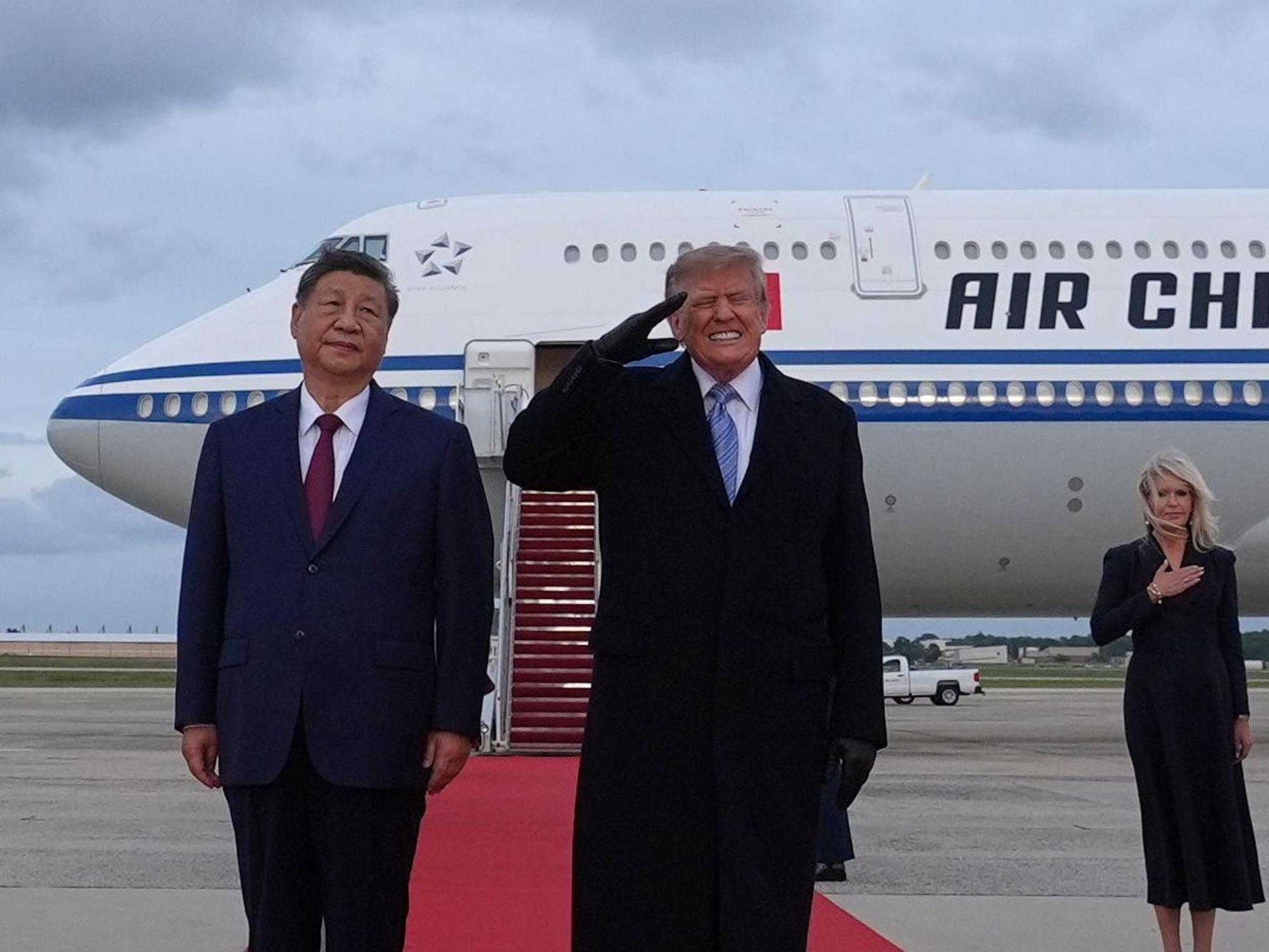 US-Präsident Donald Trump salutiert neben Chinas Präsidenten Xi Jinping auf der Joint Base Andrews in Maryland.