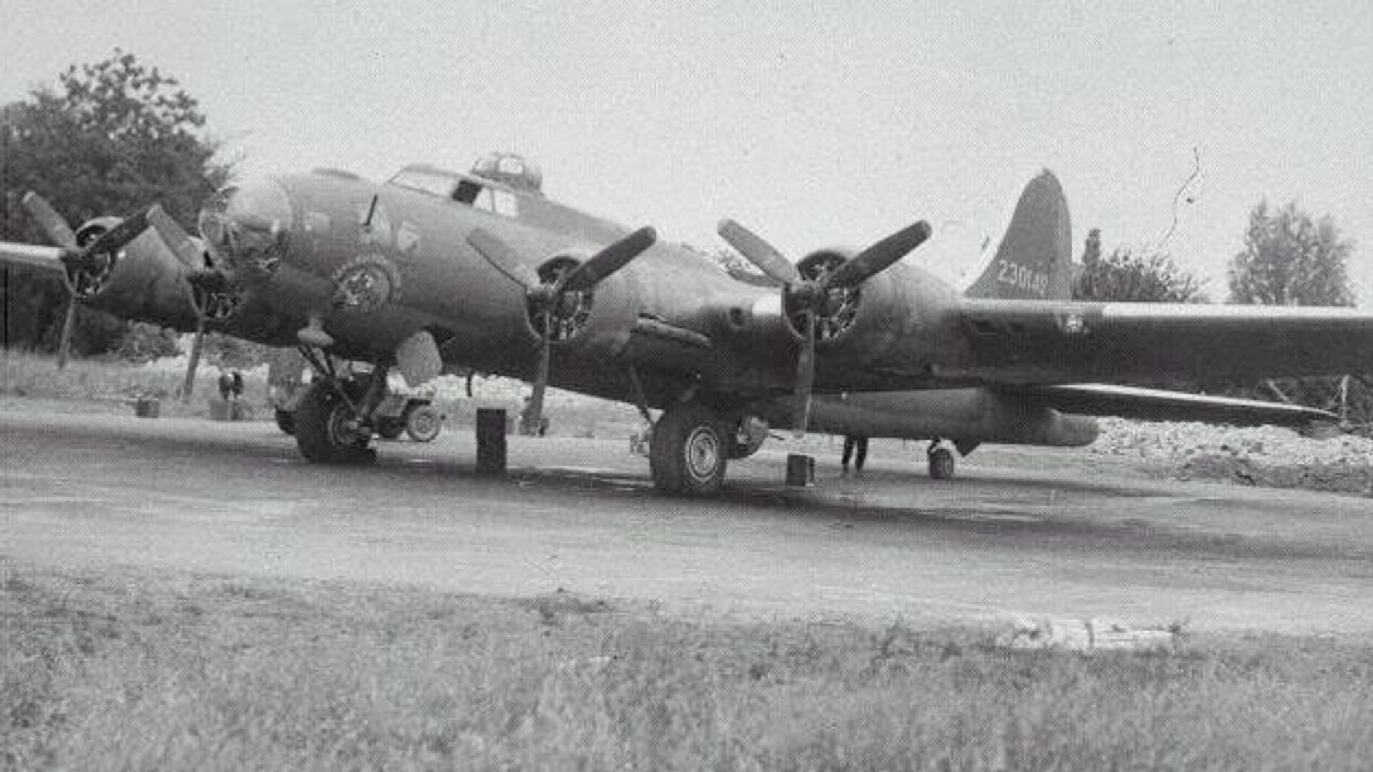 Die Aufnahme des B-17-Bombers entstand im britischen Ridgewell im Juni oder Juli 1943.