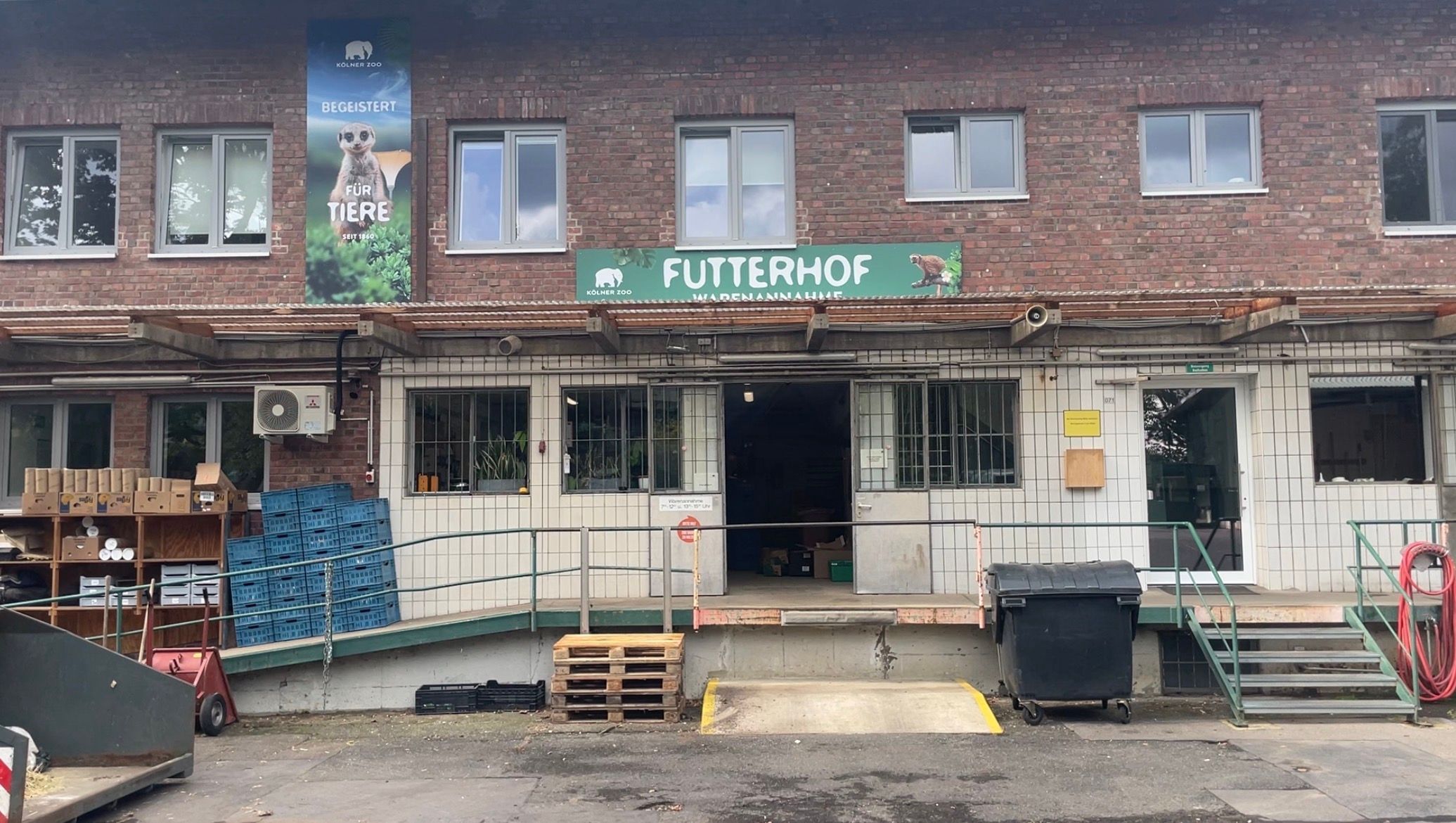 Das Obst, Gemüse und Fleisch für die Tiere wird zum Futterhof geliefert und dort gelagert.