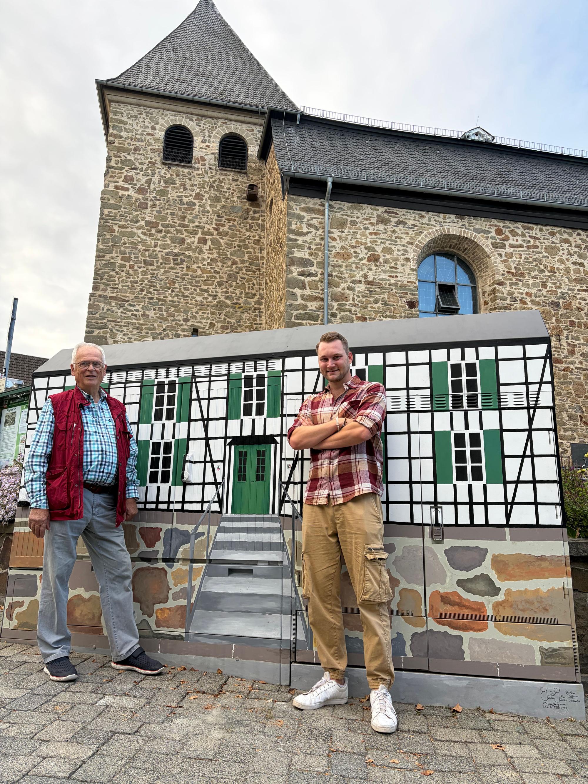 Wolfgang Schneider (l.) und Julian Richter vor dem umgestalteten Stromkasten „Zum Alten vom Berg“.