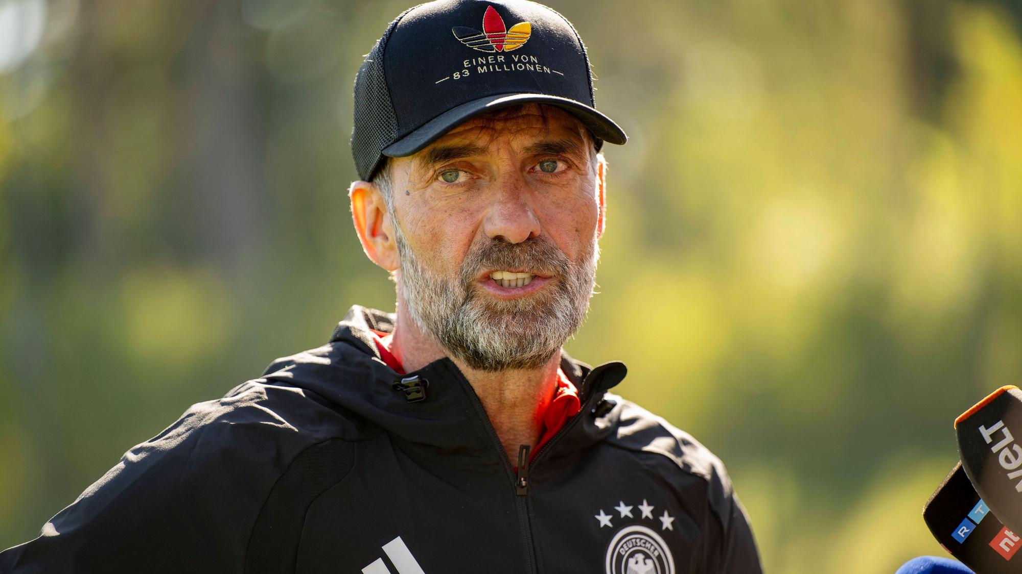 Jürgen Klopp Deutschland steht mit seiner DFB-Kappe beim Interview.