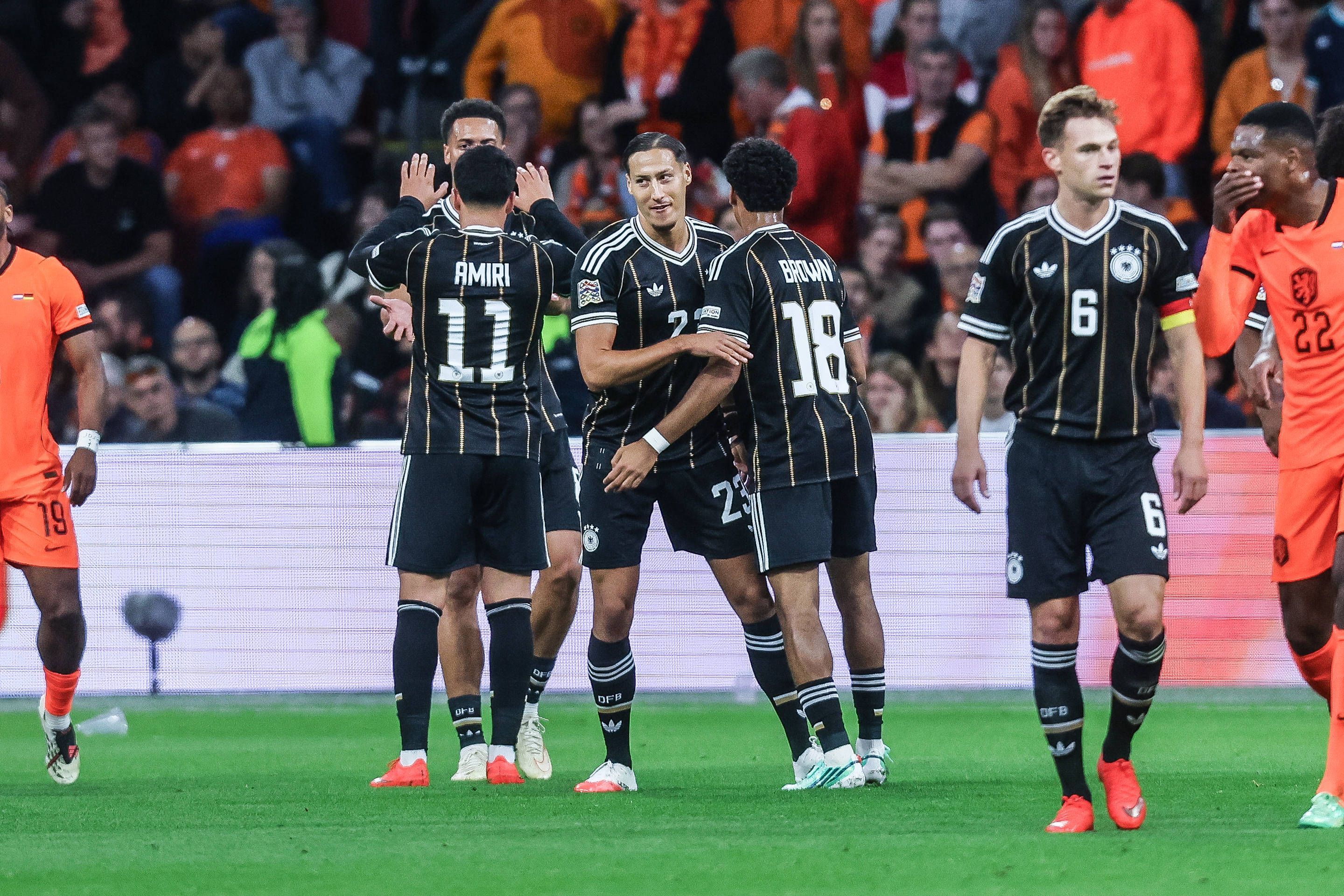 Die deutsche Nationalmannschaft bejubelt den Treffer zum 1:0.
