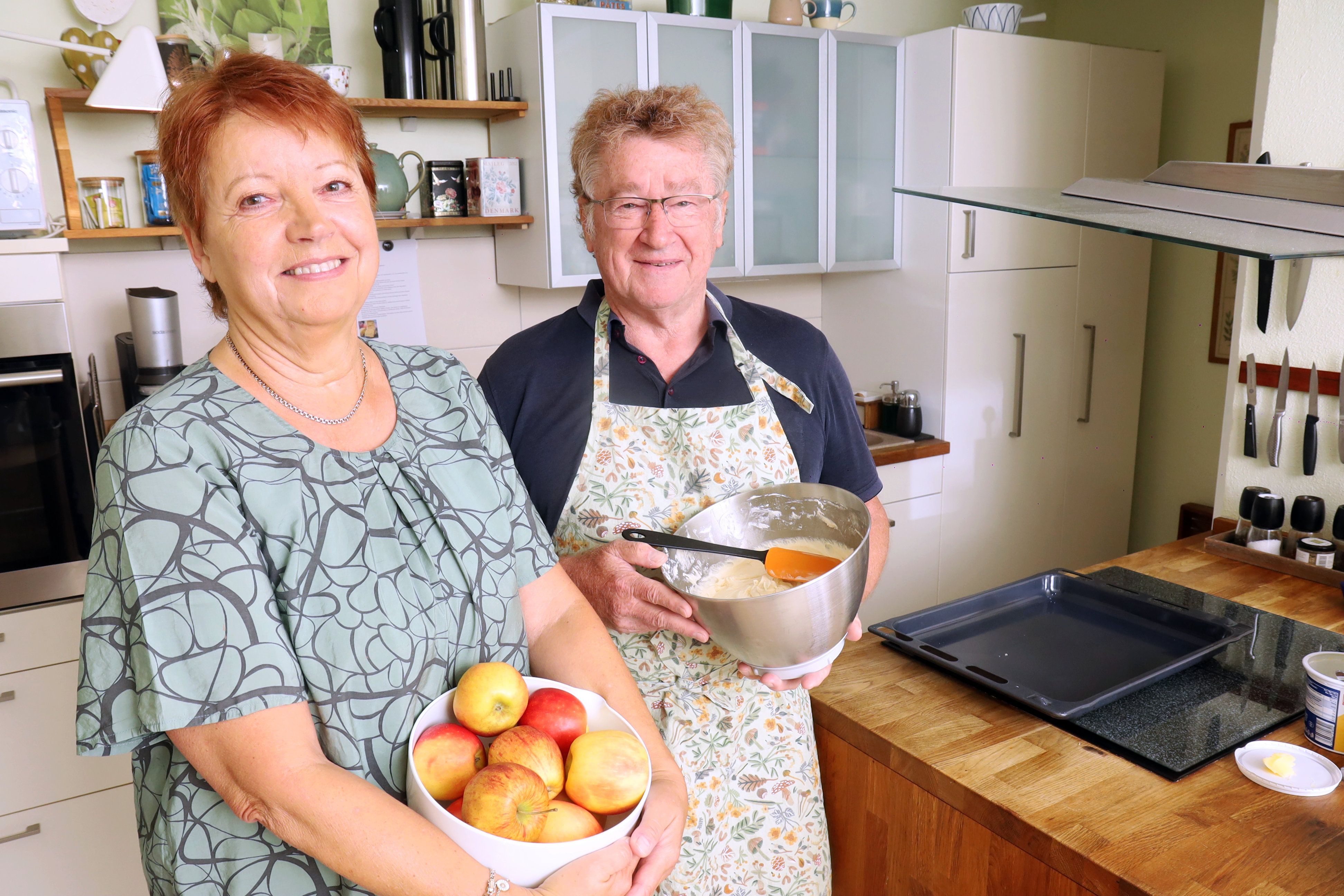 22.09.2026, Köln: 11. Internationales Apfelkuchenfest – 27. September in Holweide. Gespräch mit Organisator Willi Vögeli (und Lis Norgaard), der seinen Kuchen backt. Foto: Arton Krasniqi