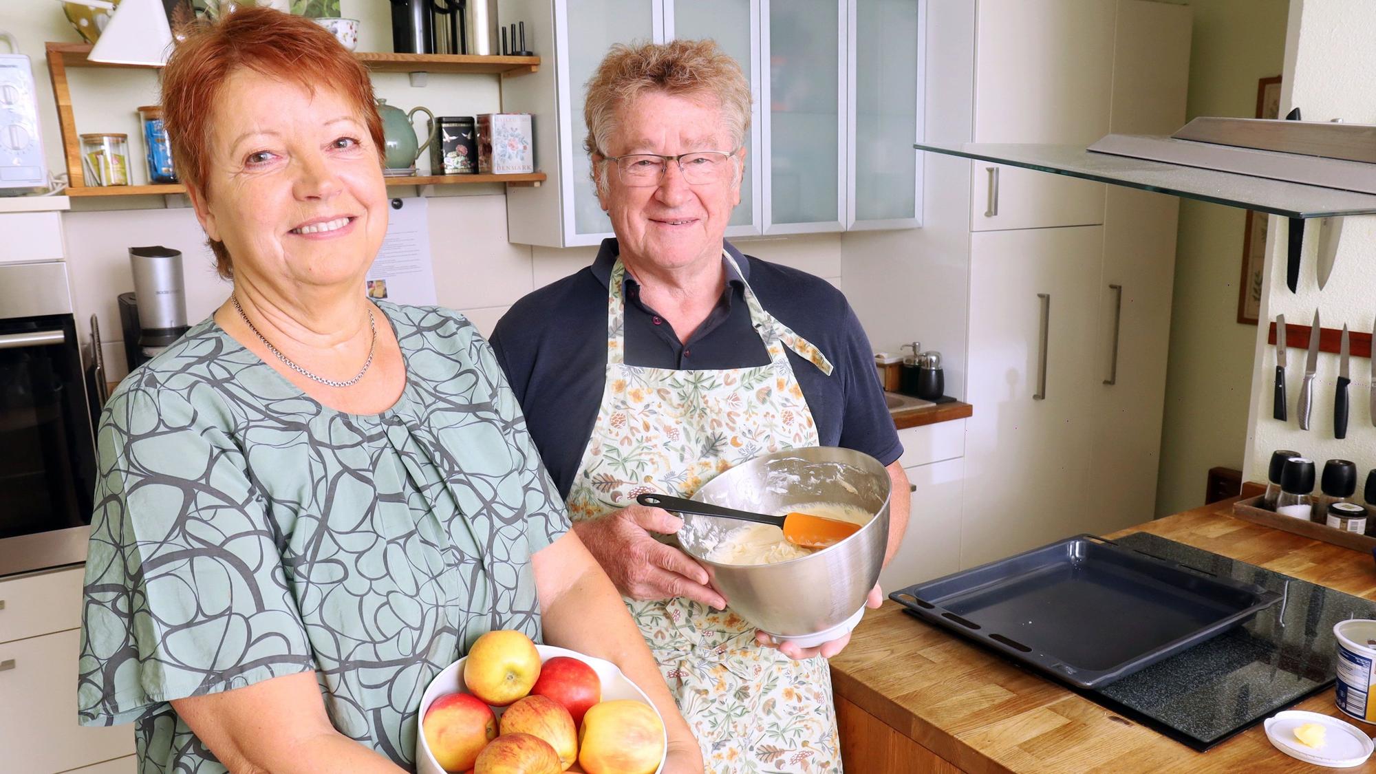 22.09.2026, Köln: 11. Internationales Apfelkuchenfest – 27. September in Holweide. Gespräch mit Organisator Willi Vögeli (und Lis Norgaard), der seinen Kuchen backt. Foto: Arton Krasniqi