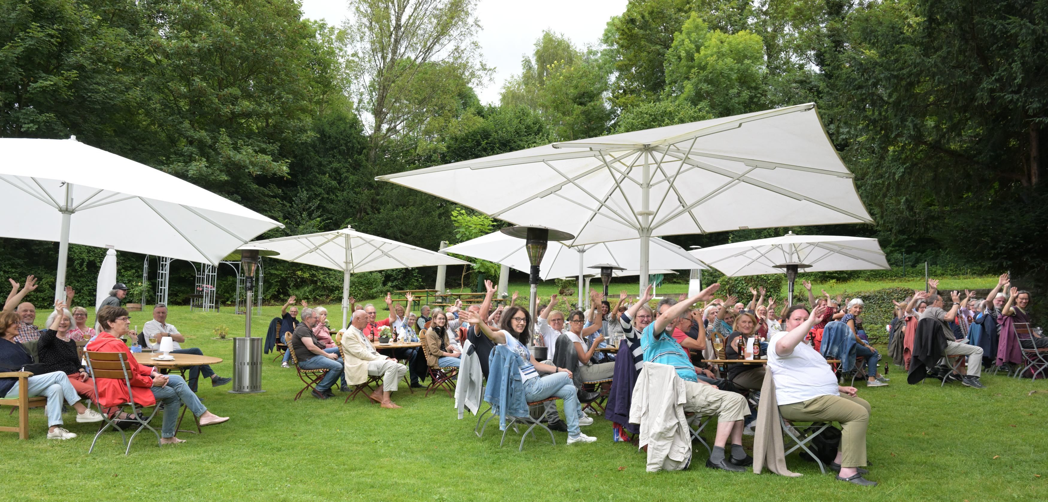 Zu sehen ist der Pfarrgarten der Gnadenkirche.
